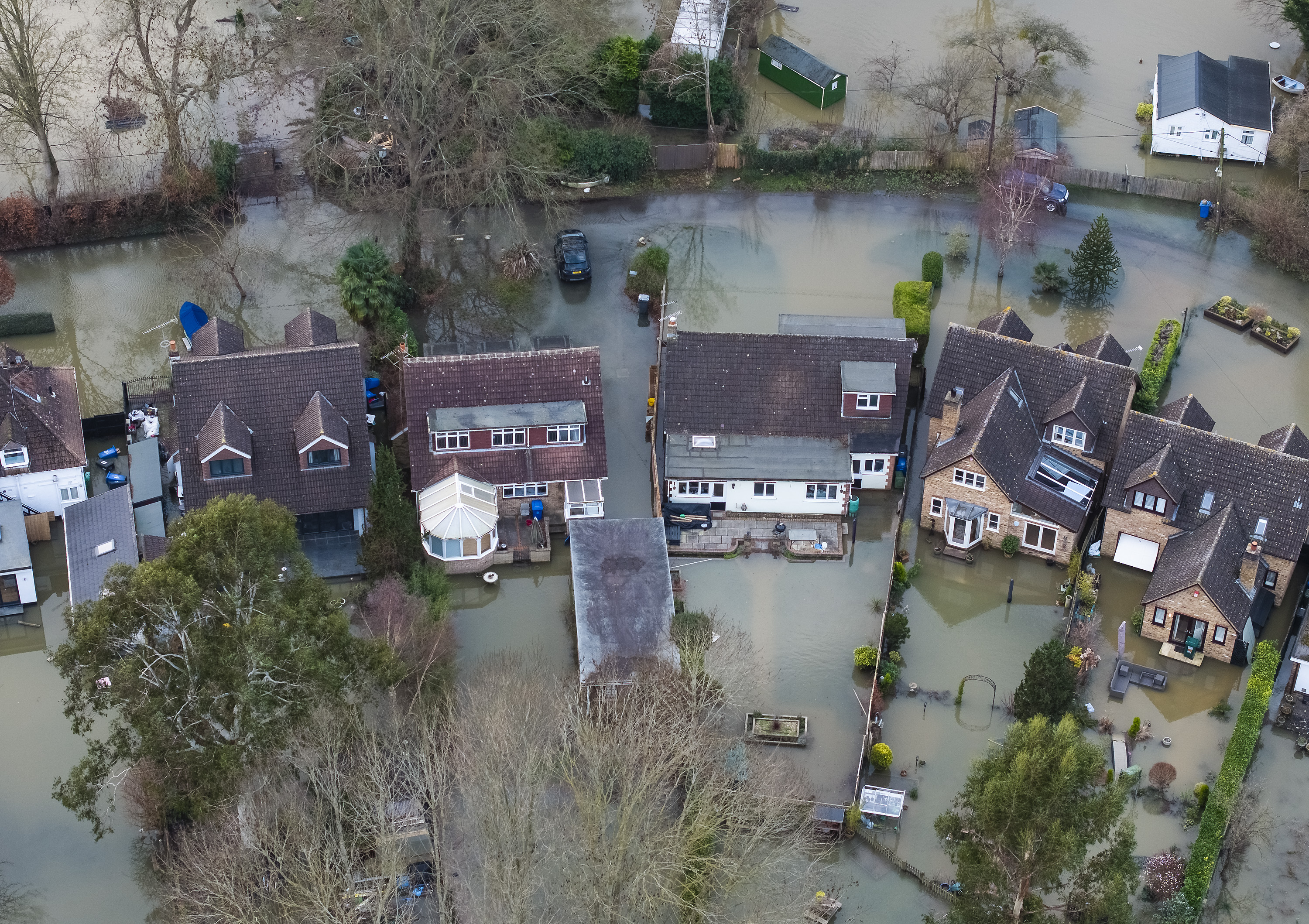 Nach Angaben von Ministern wurden in England rund 2.000 Häuser überflutet