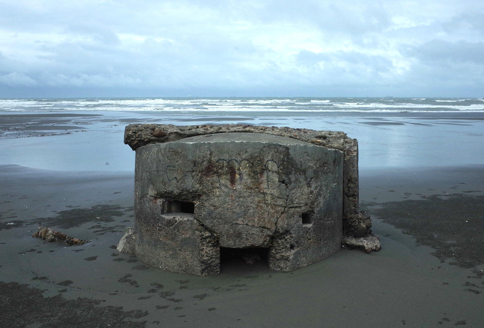 Ein alter Bunker an einem Strand in der Nähe des Flughafens Taoyuan.  Es gibt keine Anzeichen für neuere Verteidigungsanlagen auf diesem sogenannten "roter Strand".