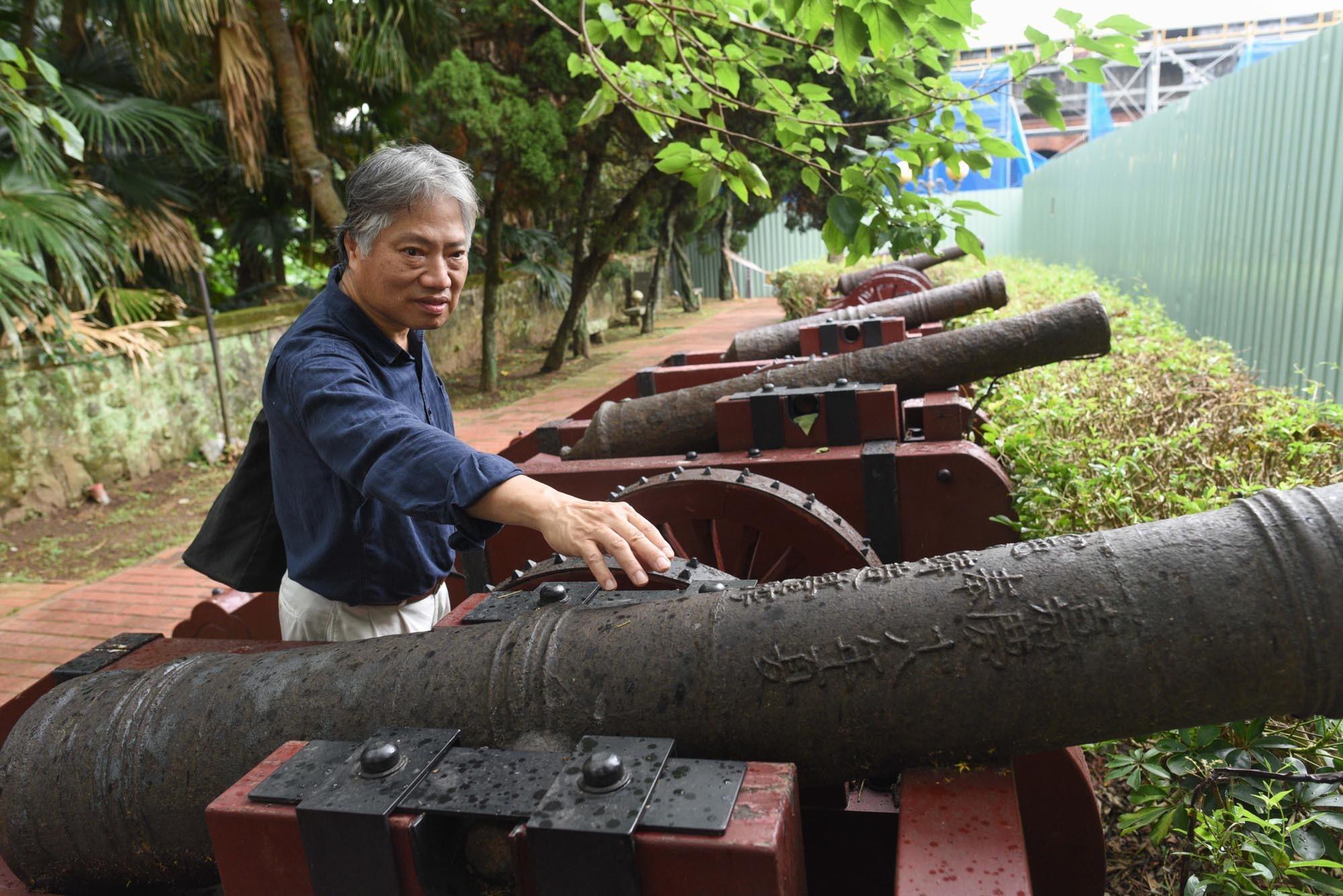 Shiu Wen-tang zeigt Kanonen aus der Qing-Zeit in einer Festung mit Blick auf die Mündung des Tamsui-Flusses.  Im Jahr 1884 verfügten die Franzosen über eine überlegene Artilleriekraft, doch die Qing-Infanterietruppen drängten sie zurück ins Meer