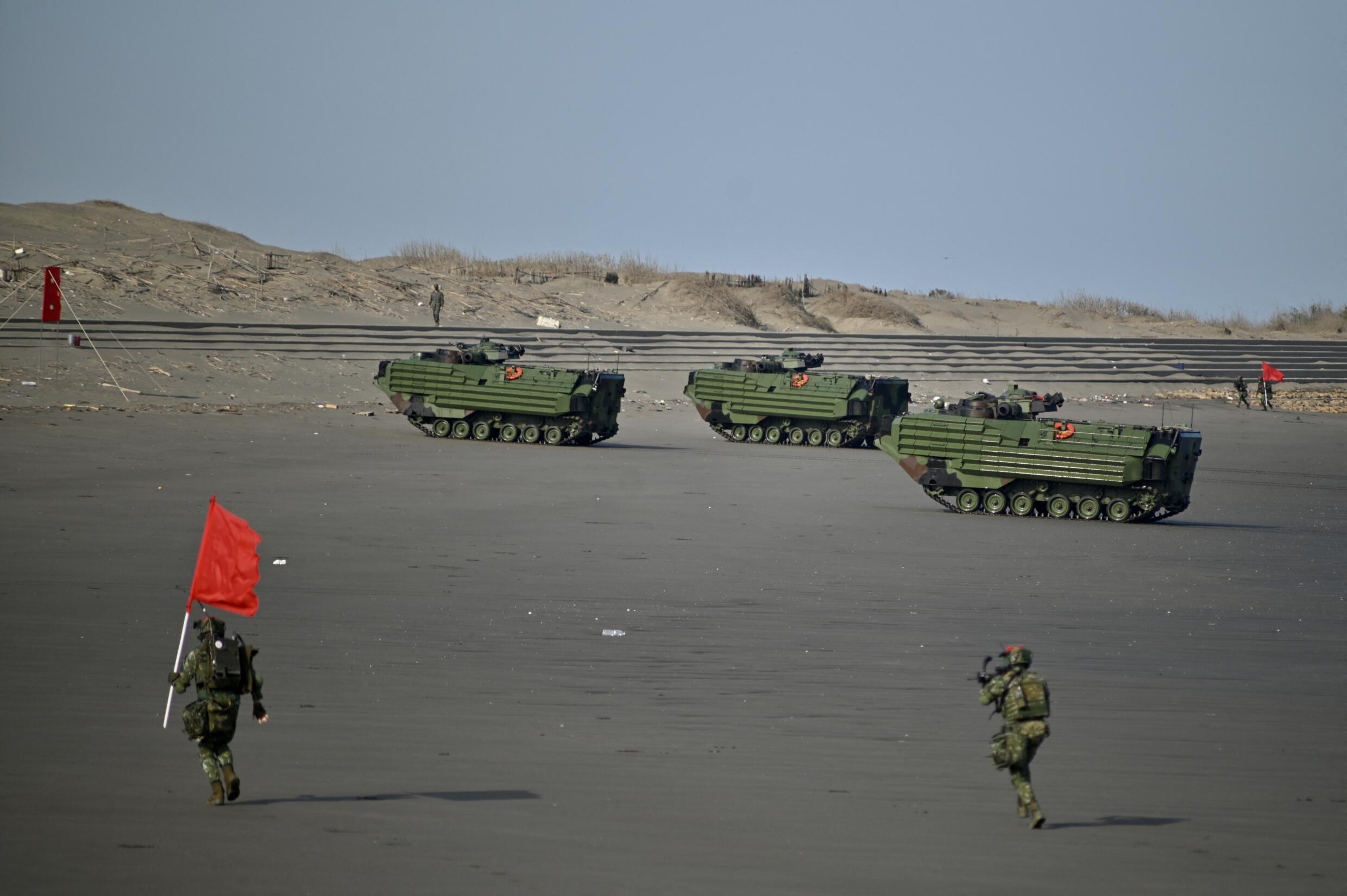 Landungsfahrzeuge fahren während einer Militärübung in Taoyuan am 23. März 2023 über einen Strand.
