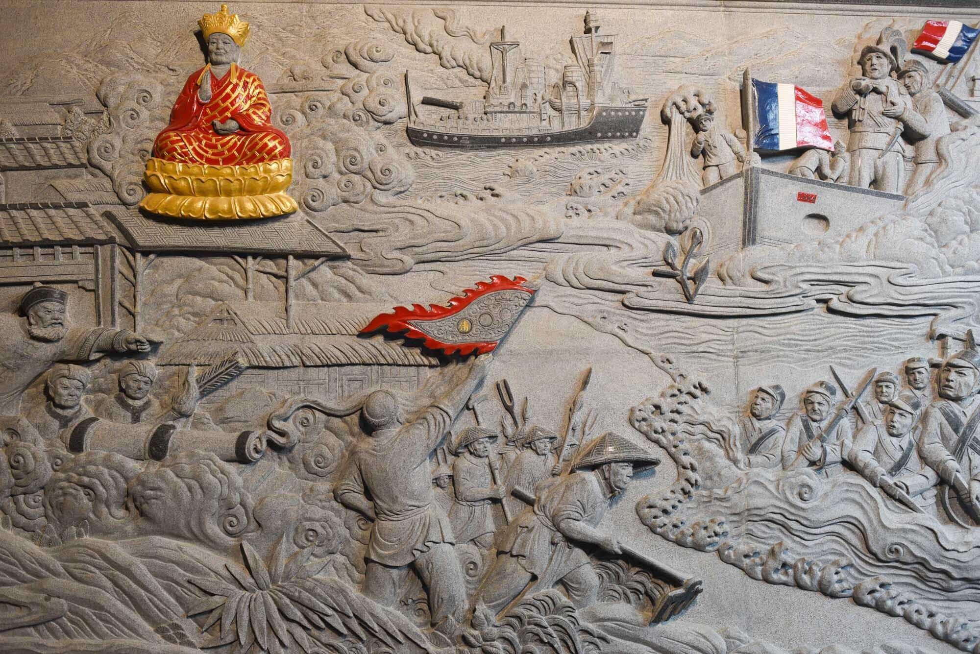 Details des gravierten Kunstwerks im Qingshui-Tempel, das den französischen Angriff auf Tamsui darstellt.