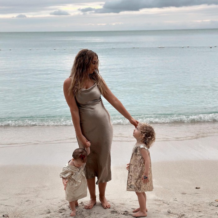 Der Star genießt die Auszeit am Strand mit ihren kleinen Mädchen