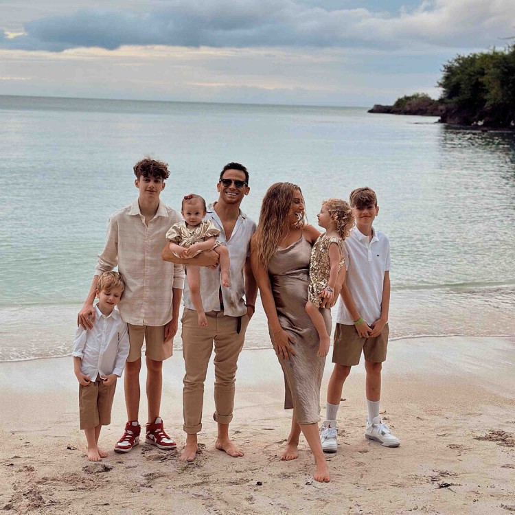 Stacey mit Ehemann Joe und fünf Kindern im Urlaub ihres Lebens