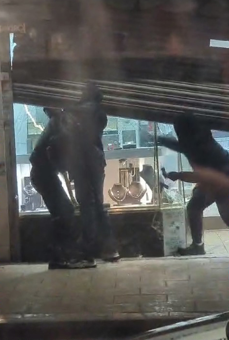 Drei Männer mit Sturmhauben und Handschuhen plünderten es innerhalb von 20 Sekunden