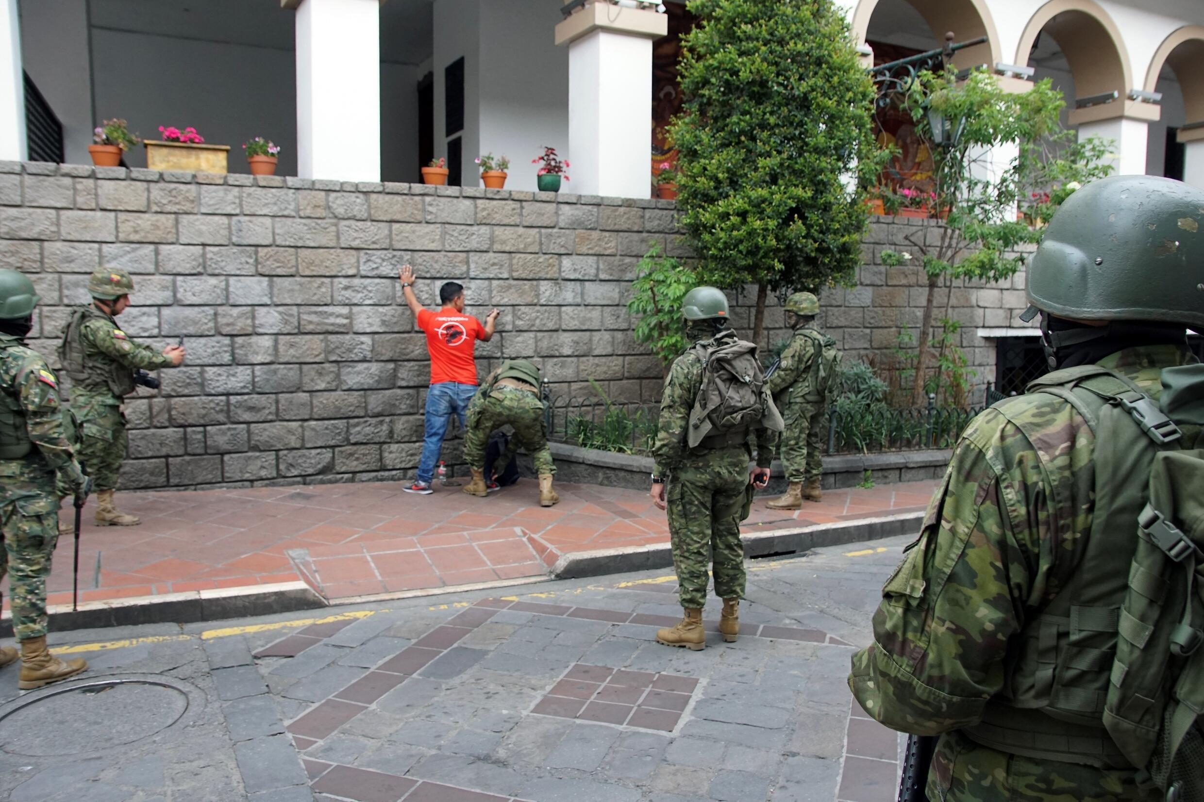 Die Mafia erklärte der Regierung auch den Krieg, als Noboa den Ausnahmezustand ausrief, nachdem einer der mächtigsten Drogenboss Ecuadors am Sonntag aus dem Gefängnis geflohen war