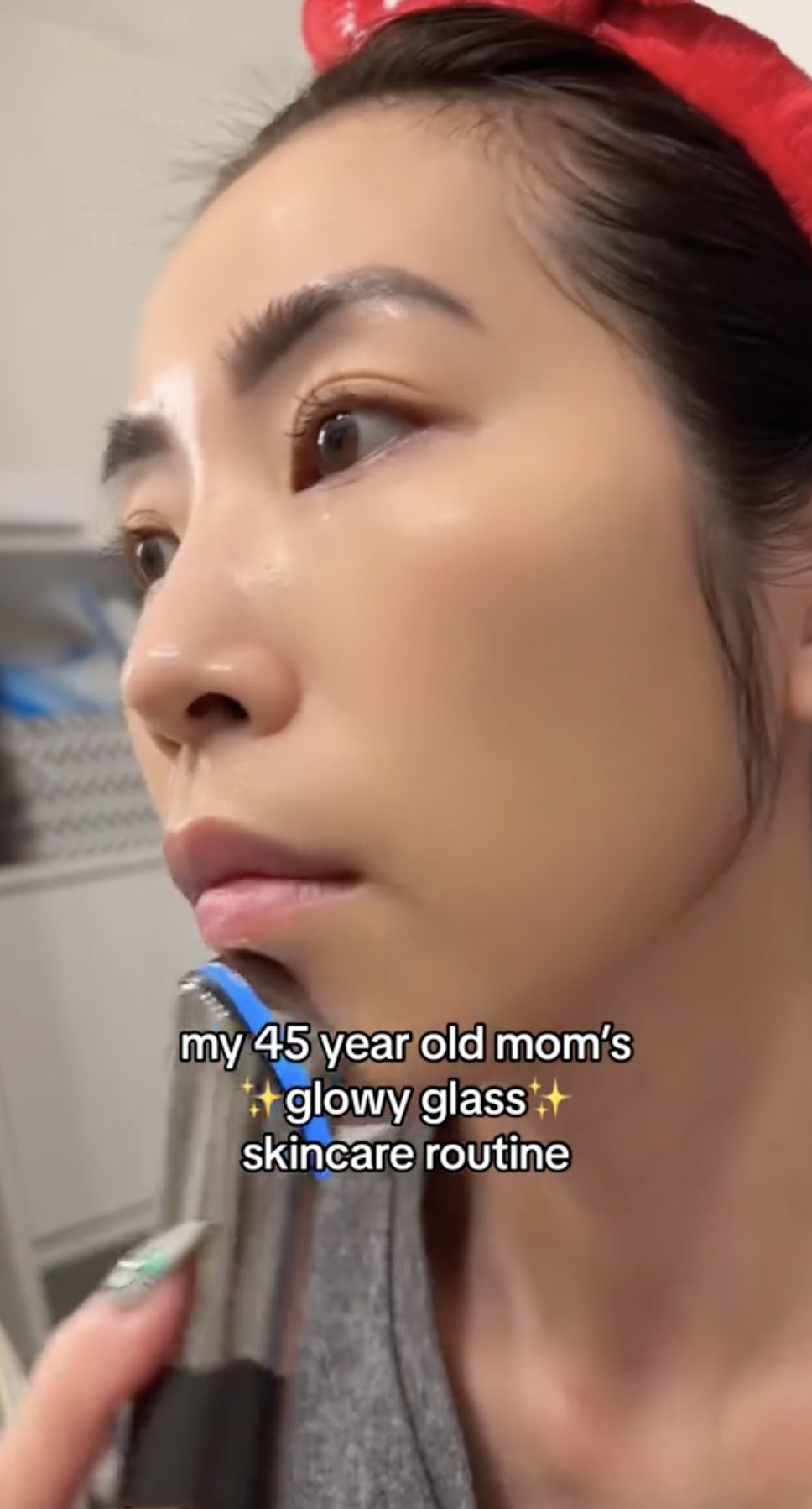 Sie erklärte, dass ihre Mutter ihre Produkte mit einem Gesichtsgerät kreisförmig in ihre Haut eingearbeitet habe