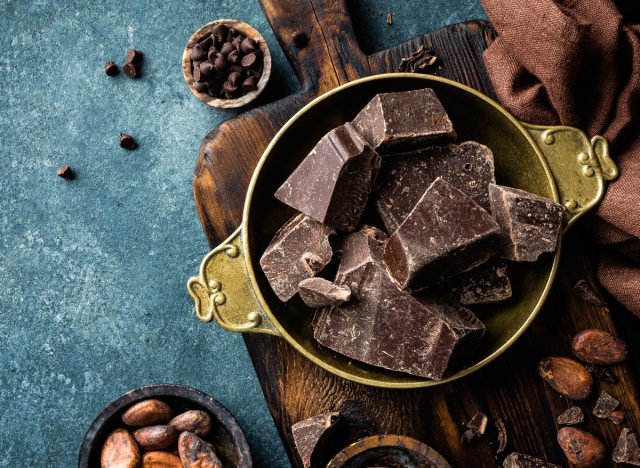 dunkle Schokoladenstücke in einer Schüssel