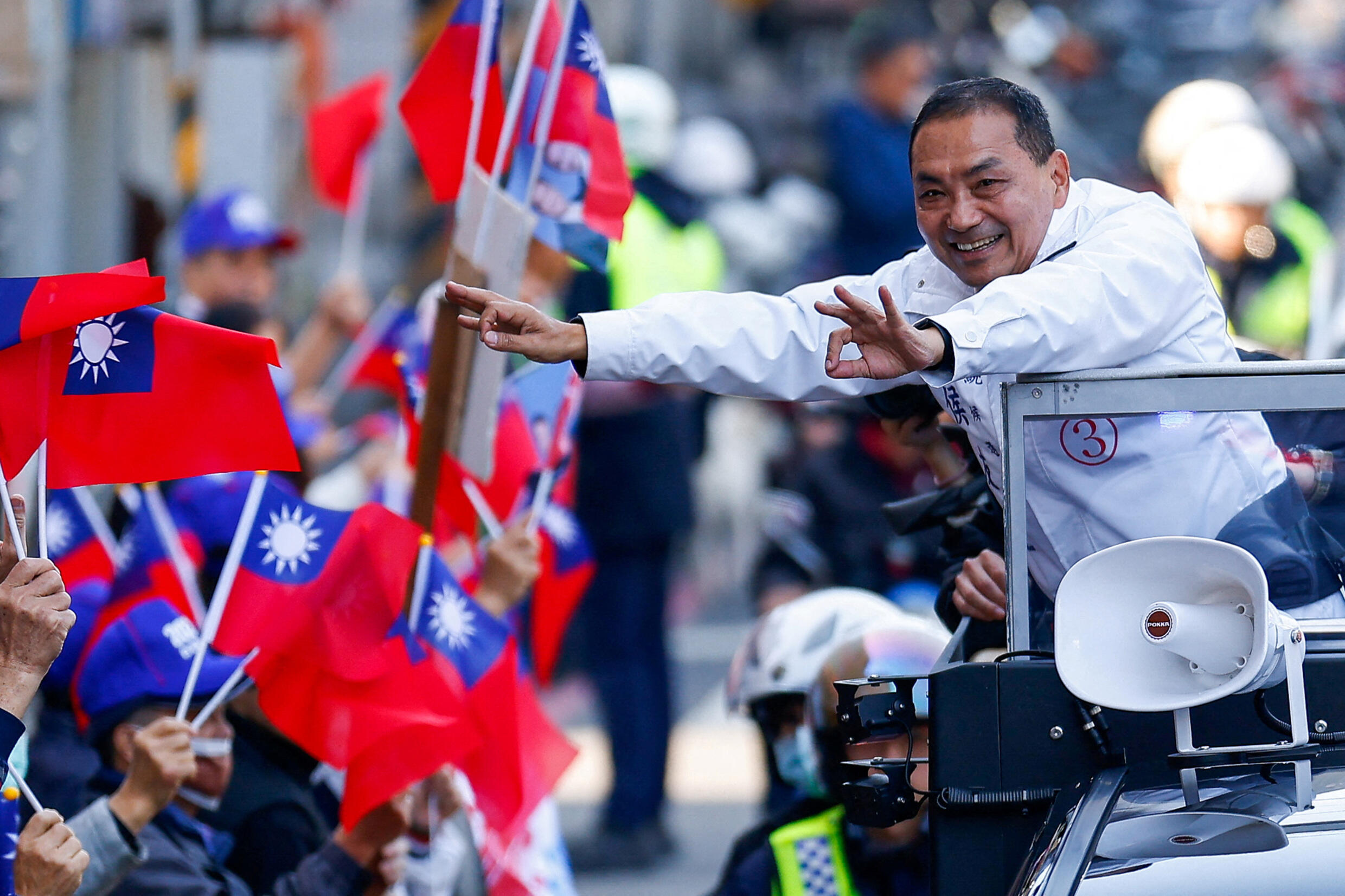 Hou Yu-ih, ein Präsidentschaftskandidat der größten Oppositionspartei Kuomintang (KMT) für Taiwan, zeigt seinen Anhängern bei einer Wahlkampfveranstaltung in New Taipei City, Taiwan, am 5. Januar 2024 eine Geste.
