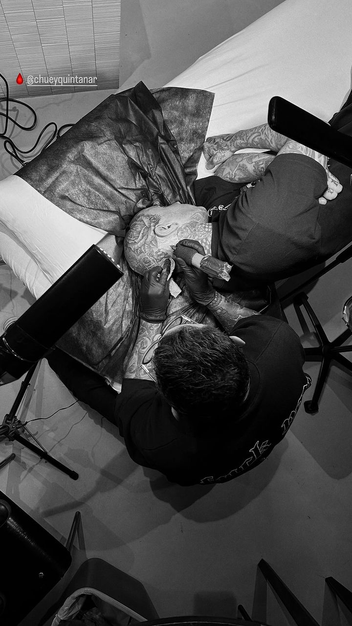 Travis ließ sich nach der Geburt seines Babys Rocky ein Tattoo auf den Hinterkopf tätowieren