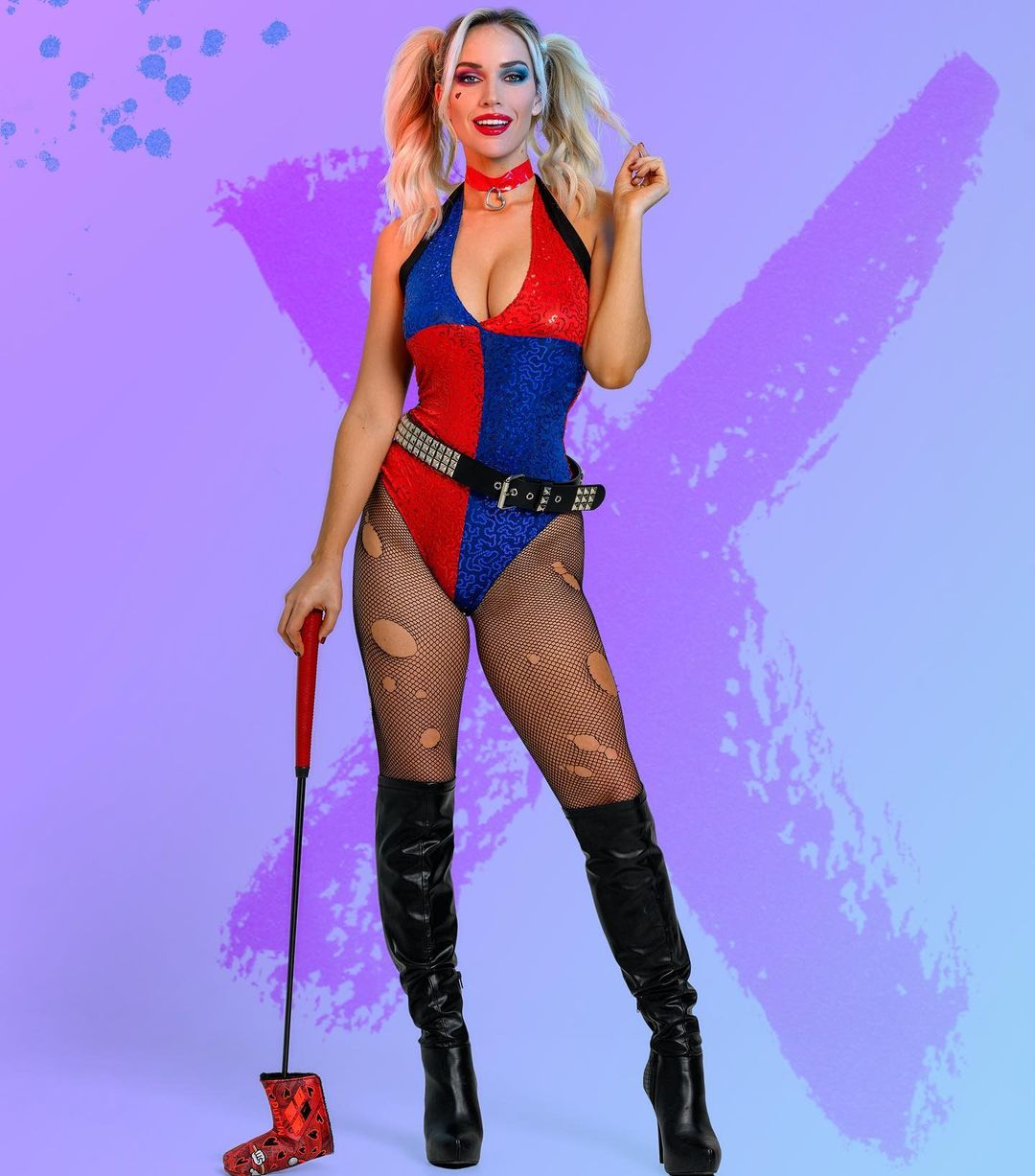 Paige verkleidet sich zu Halloween 2022 als Harley Quinn