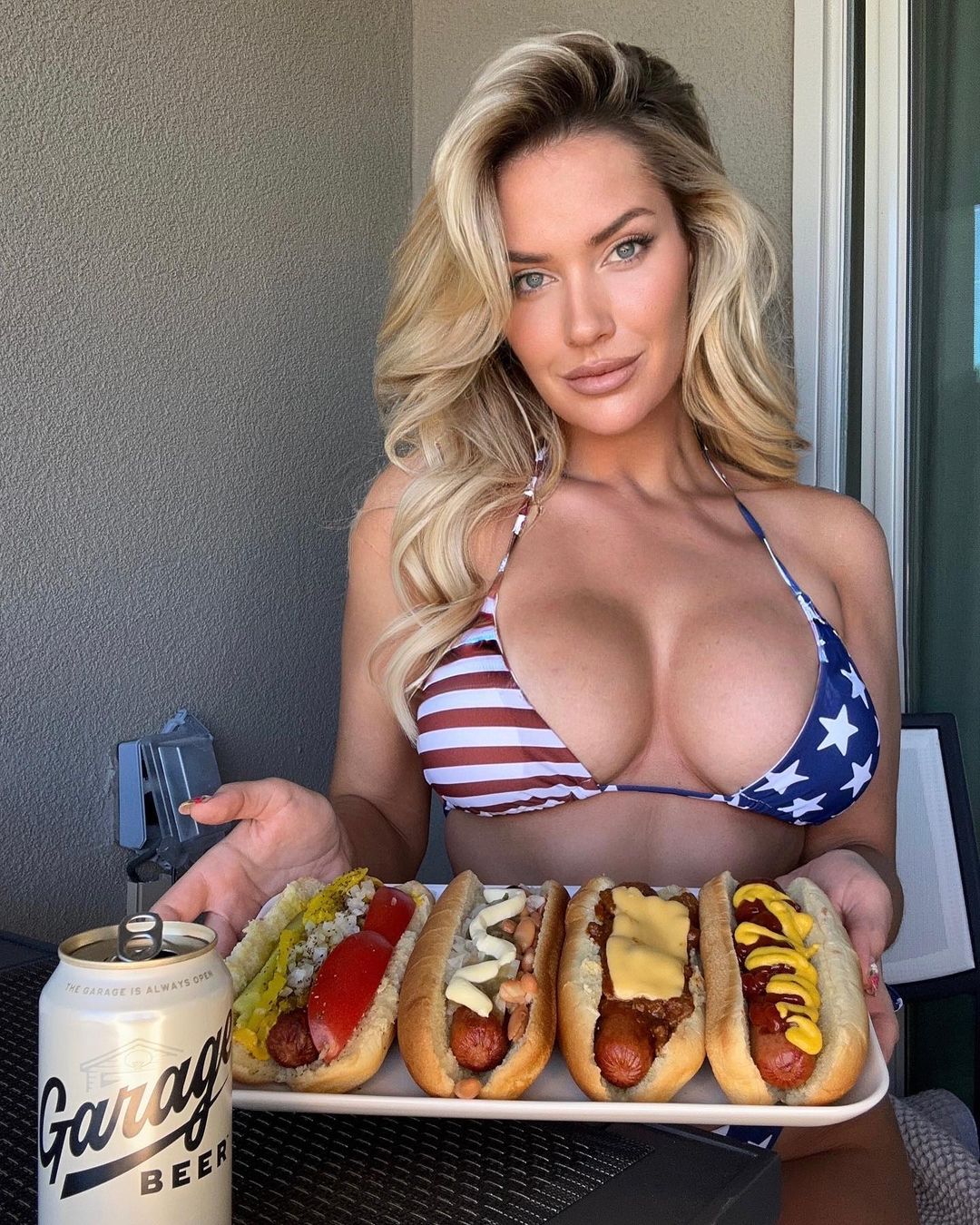 Paige feierte die US Open im Stars-and-Stripes-Bikini und aß Hot Dogs