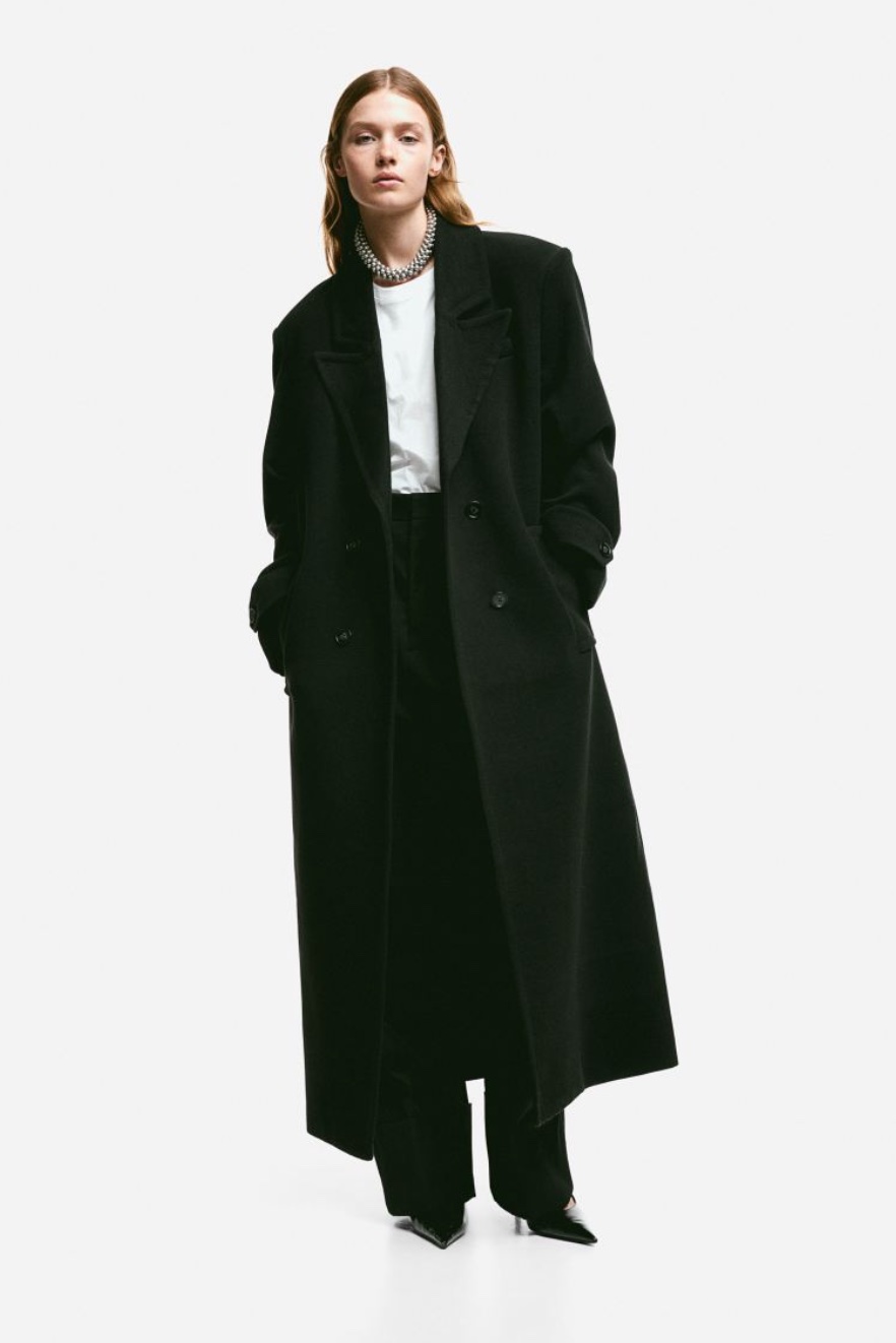 Derzeit gibt es den Mantel bei H&M in einer großen Auswahl an Größen und hat eine entspannte Passform