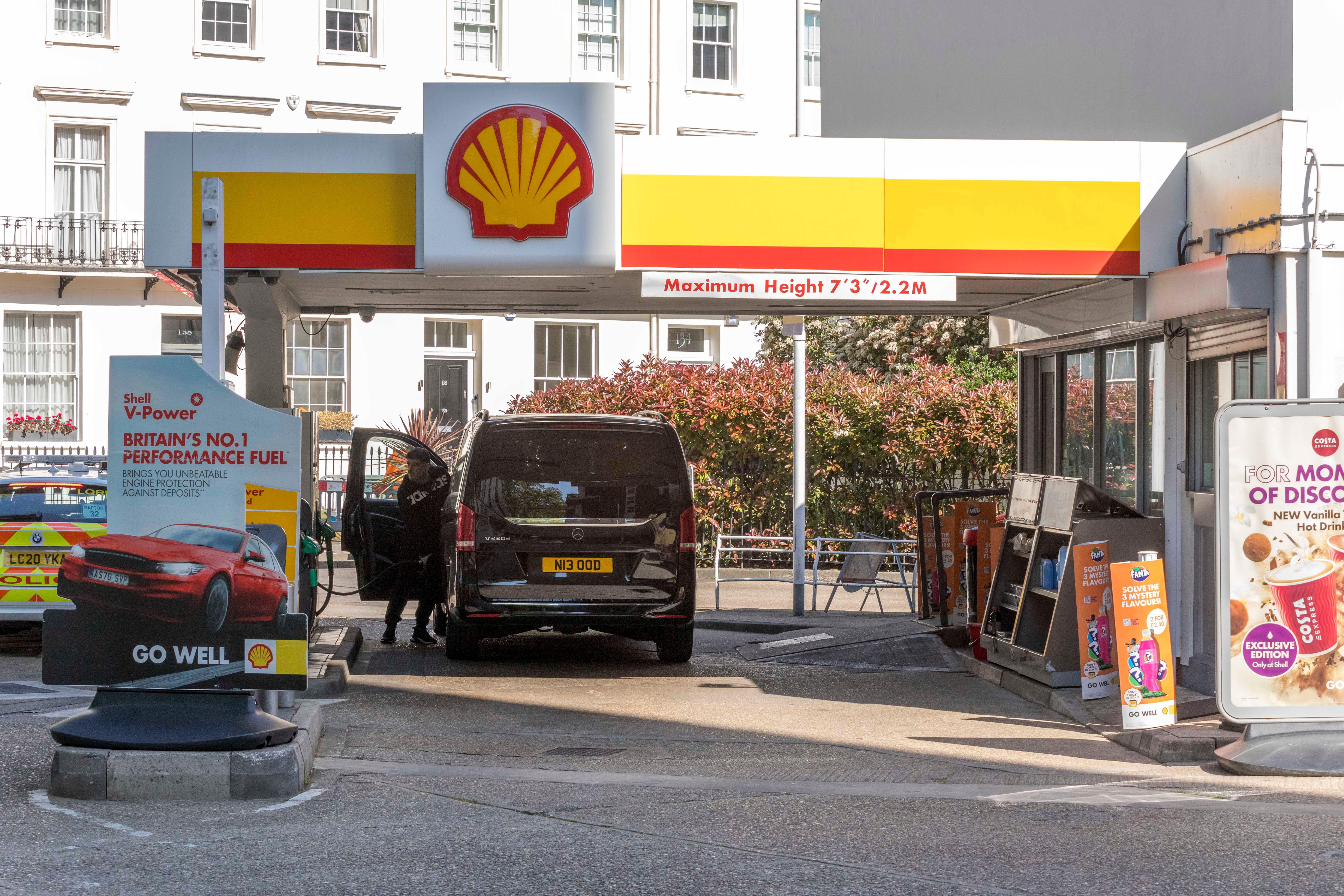 Während Shell am teuersten ist, verlangt es von Benzinverbrauchern 3 £ mehr als Morrisons