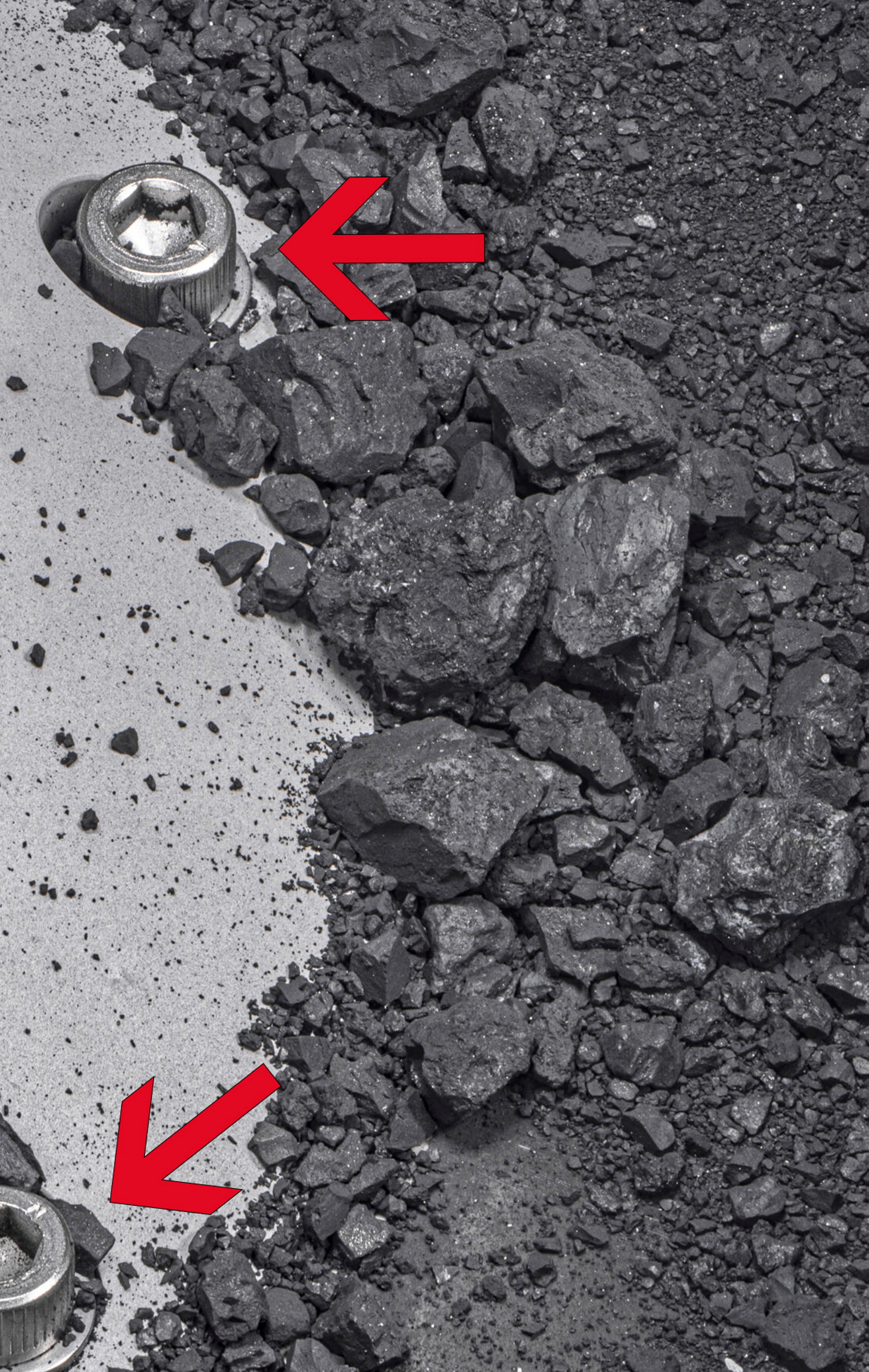 Staub und Steine ​​vom Asteroiden neben den Verschlüssen, die den Behälter, der den Großteil der Probe hält, verschlossen halten