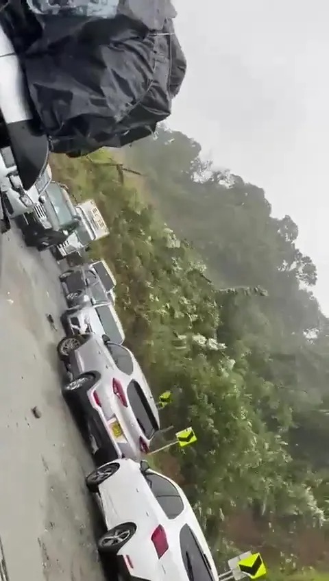 Die Autos warteten darauf, dass die Straße nach dem Steinschlag wieder freigegeben werden konnte, gerieten dann aber in den Erdrutsch