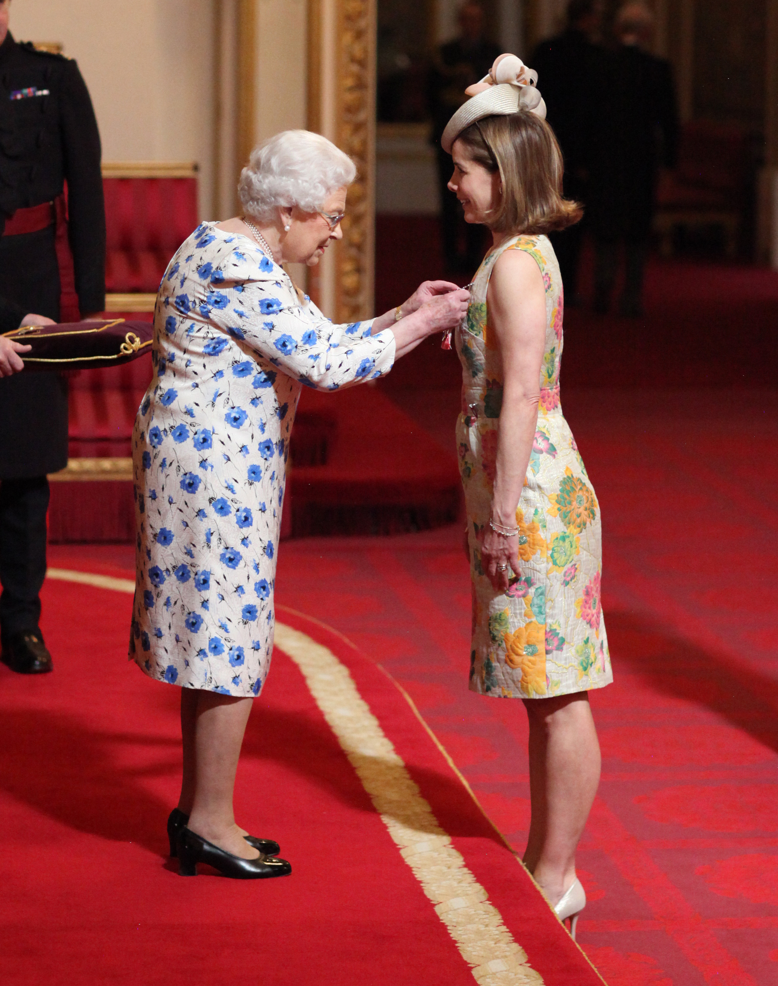 Die Königin verleiht Darcey den Orden der Dame Commander of the British Empire