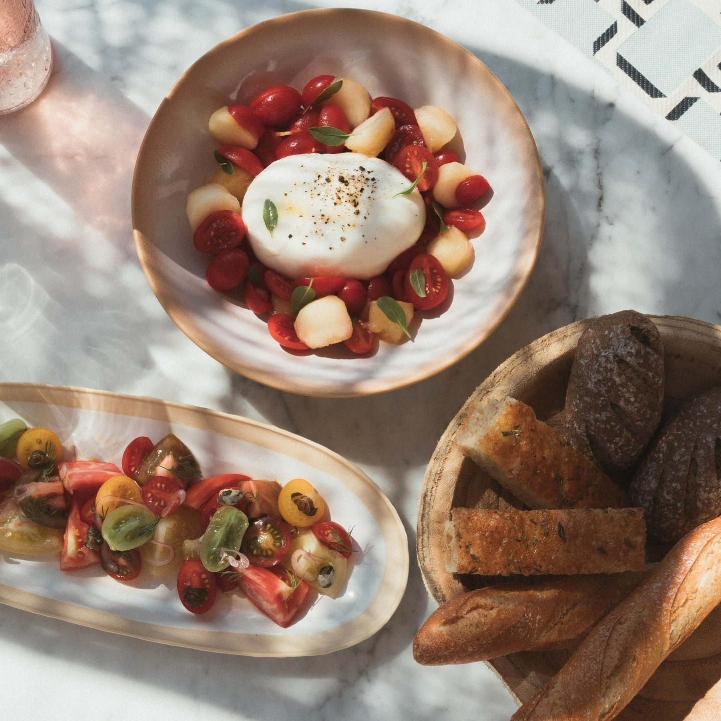 La Cantine Du Faubourg ist ein luxuriöses französisch-griechisches Open-Air-Restaurant, das exquisite Thunfisch-Ceviche, riesige Burrata-Bällchen und köstliche Trüffel-Tagliolini serviert