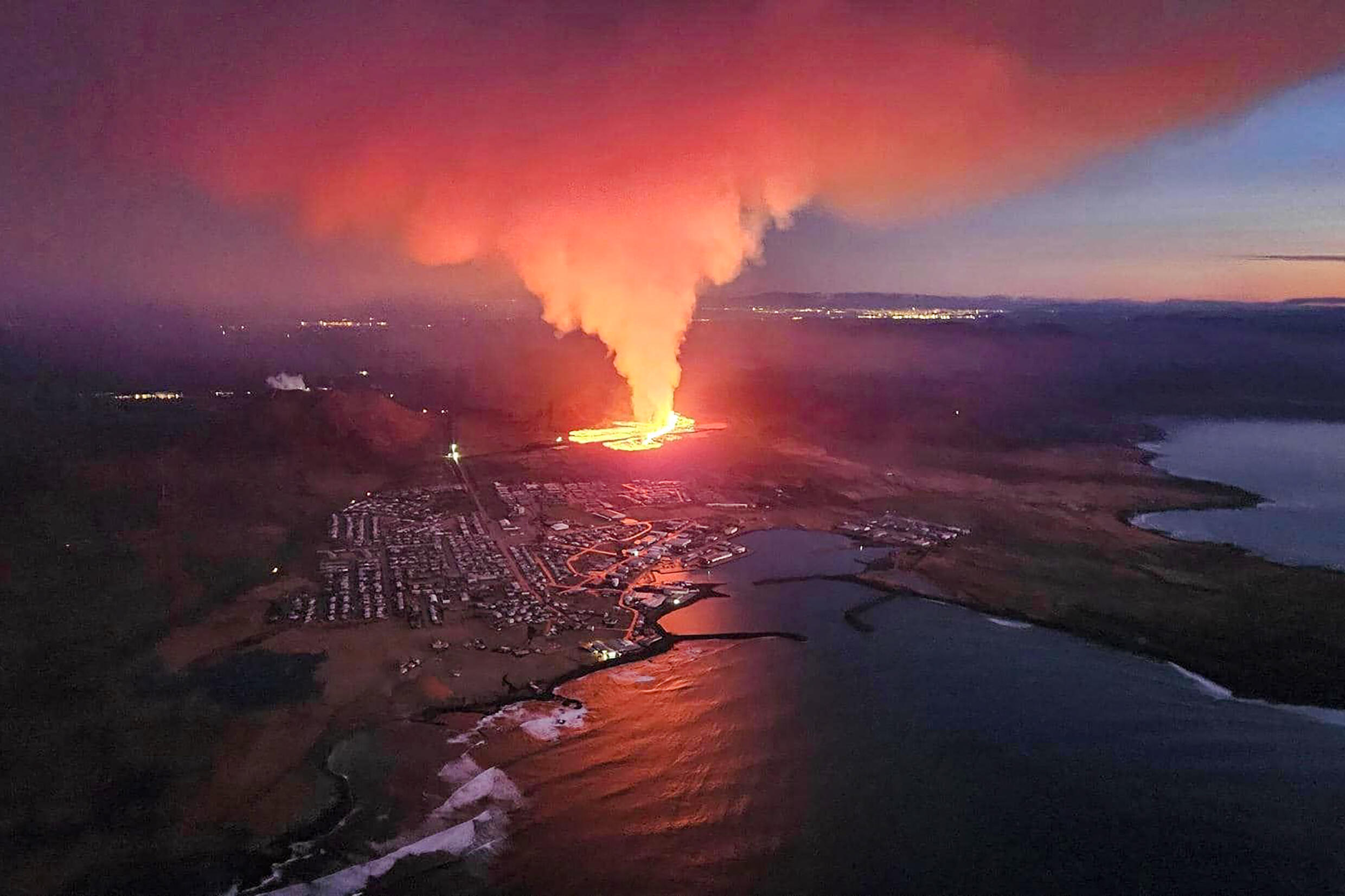 Dieses Handout-Foto des isländischen Ministeriums für Katastrophenschutz und Notfallmanagement zeigt Rauch und Lava, die aus dem Vulkan strömen, der am Rande des evakuierten Grindavik ausbrach