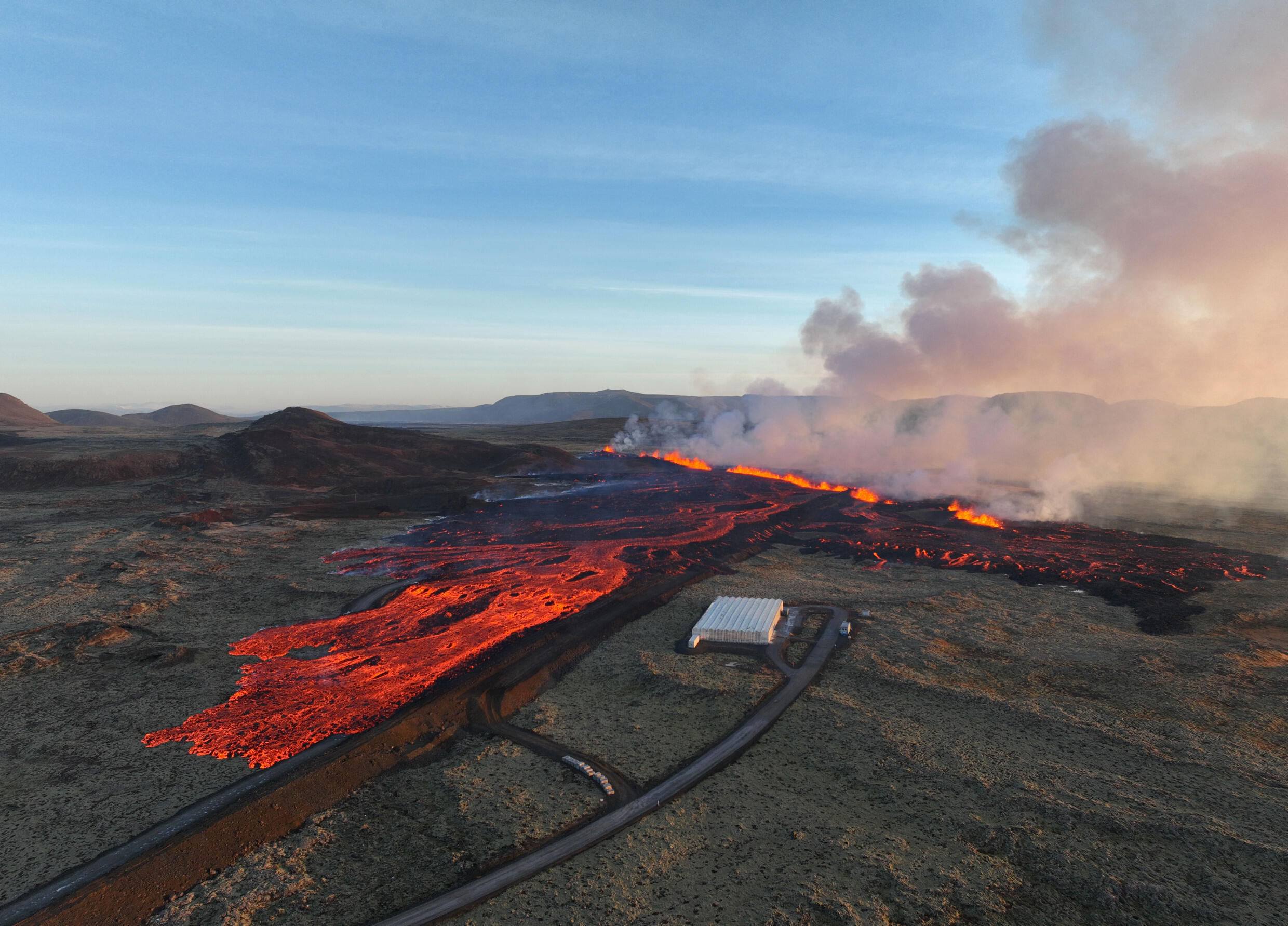 Die Luftaufnahme zeigt Lava und Rauch, die während eines Vulkanausbruchs in der Nähe der südwestlichen isländischen Stadt Grindavik am 14. Januar 2023 über der Landschaft aufsteigen.