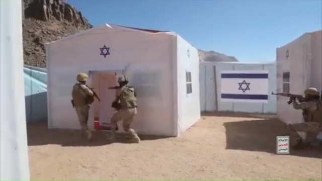 Aufnahmen zeigen, wie die Rebellen die Tür eines der Häuser eintreten