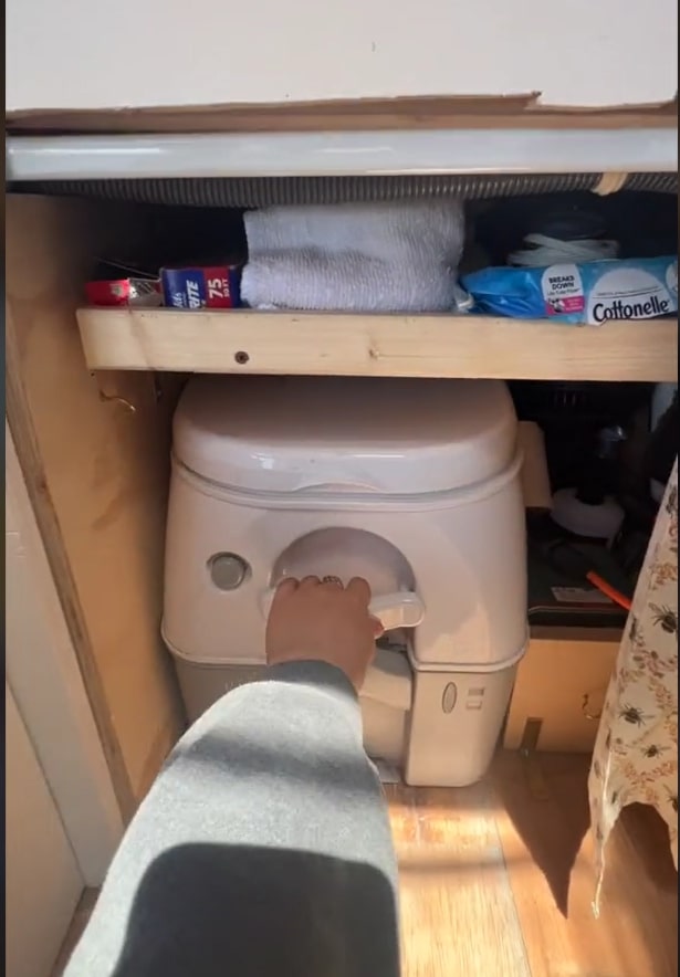 Julias Van hat keinen Waschraum, sondern nur einen Toilettensitz, der unter ihrem Bett zusammengeklappt ist