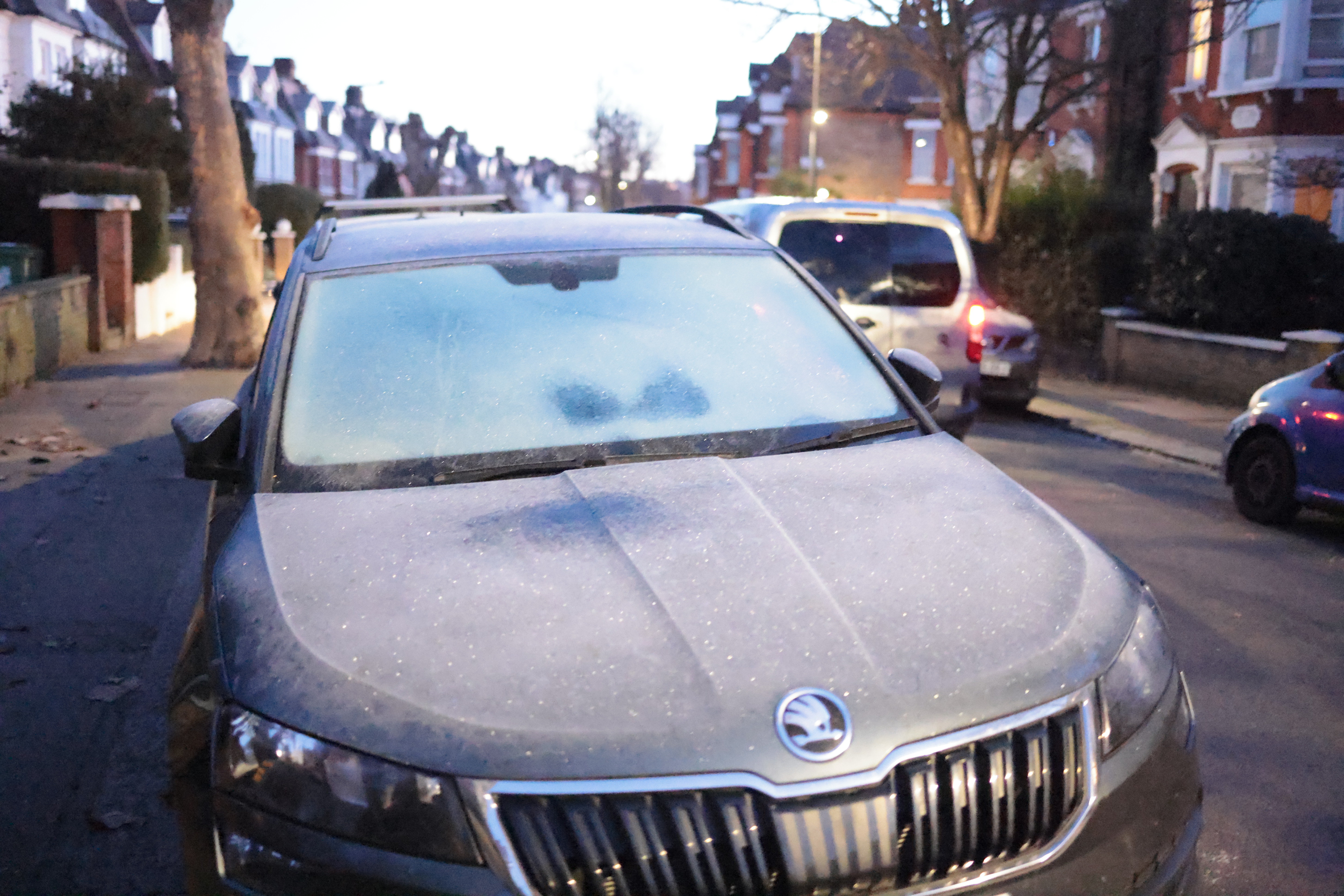 Autos im Queen's Park im Nordwesten Londons waren heute Morgen mit einer Frostschicht bedeckt