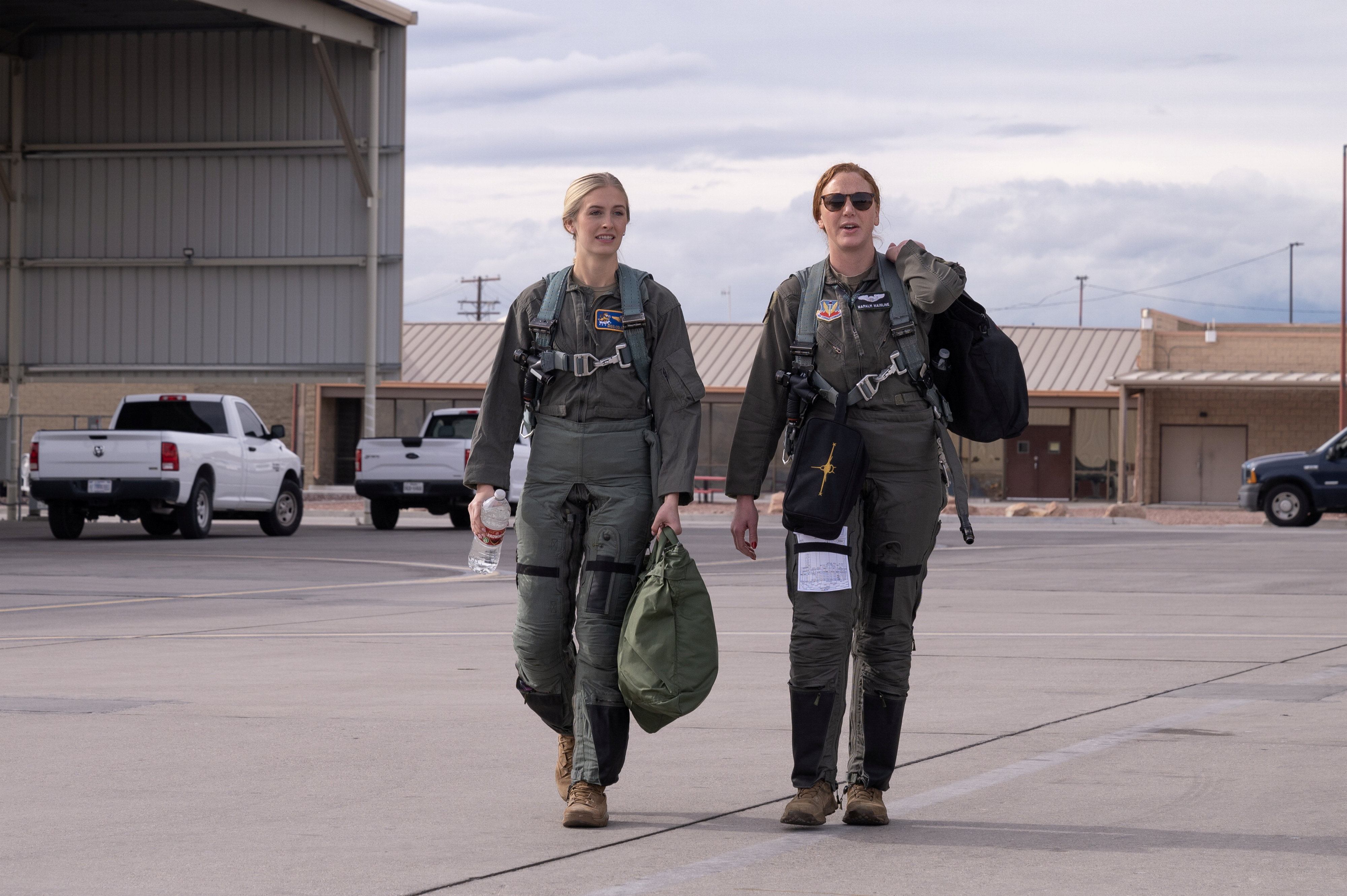 Madison Marsh, 2. Leutnant der US-Luftwaffe, links, steigt am 19. Dezember 2023 zu ihrem Einführungsflug auf der Nellis Air Force Base in Nevada aus.