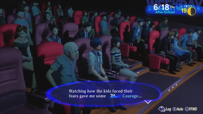 Persona 3 Reload-Bild zeigt den Protagonisten, der sich einen Film ansieht, der ihm einen Mut-Boost verleiht.