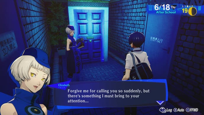 Persona 3 Reload-Bild, das Elizabeth zeigt, wie sie Sie zur blauen Tür des Velvet Room ruft.