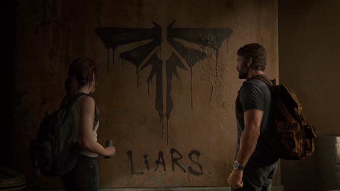 Ellie und Joel betrachten Graffiti an der Wand.  Unter dem Glühwürmchen-Symbol steht: LIARS.