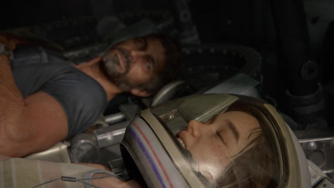 Joel liegt im Hintergrund und starrt liebevoll in den Vordergrund, wo Ellie mit geschlossenen Augen und einem Astronautenhelm liegt.