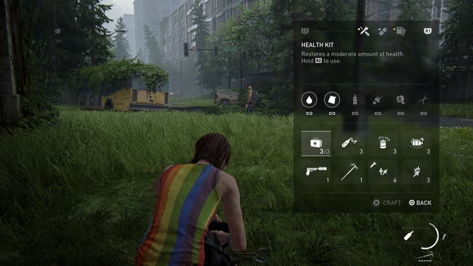 Ein Screenshot, der das Gameplay von Ellie in einem alternativen Skin – Pride – zeigt und einen Spiel-Mod verwendet, der unendlich viele Handwerksmaterialien liefert, wie in der Benutzeroberfläche gezeigt, die unter allen Handwerkszutaten ein Unendlichkeitssymbol zeigt.