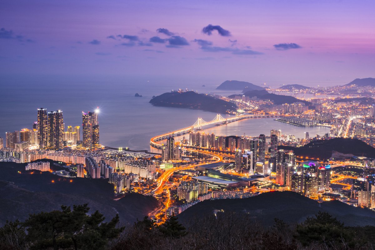 Überblick über Busan in Südkorea bei Nacht.