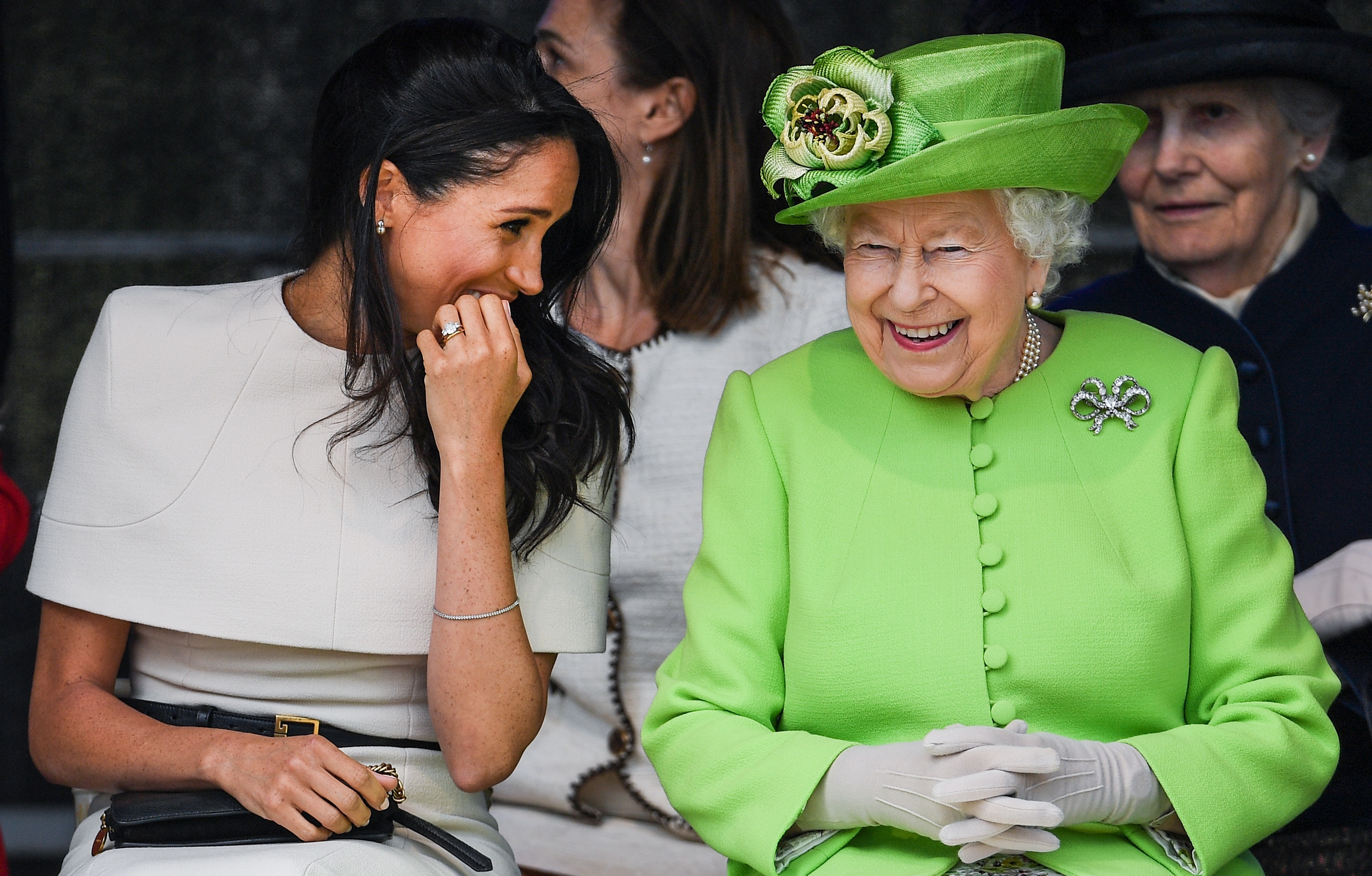 Die Königin und die frisch verheiratete Meghan Markle lachen 2018 gemeinsam