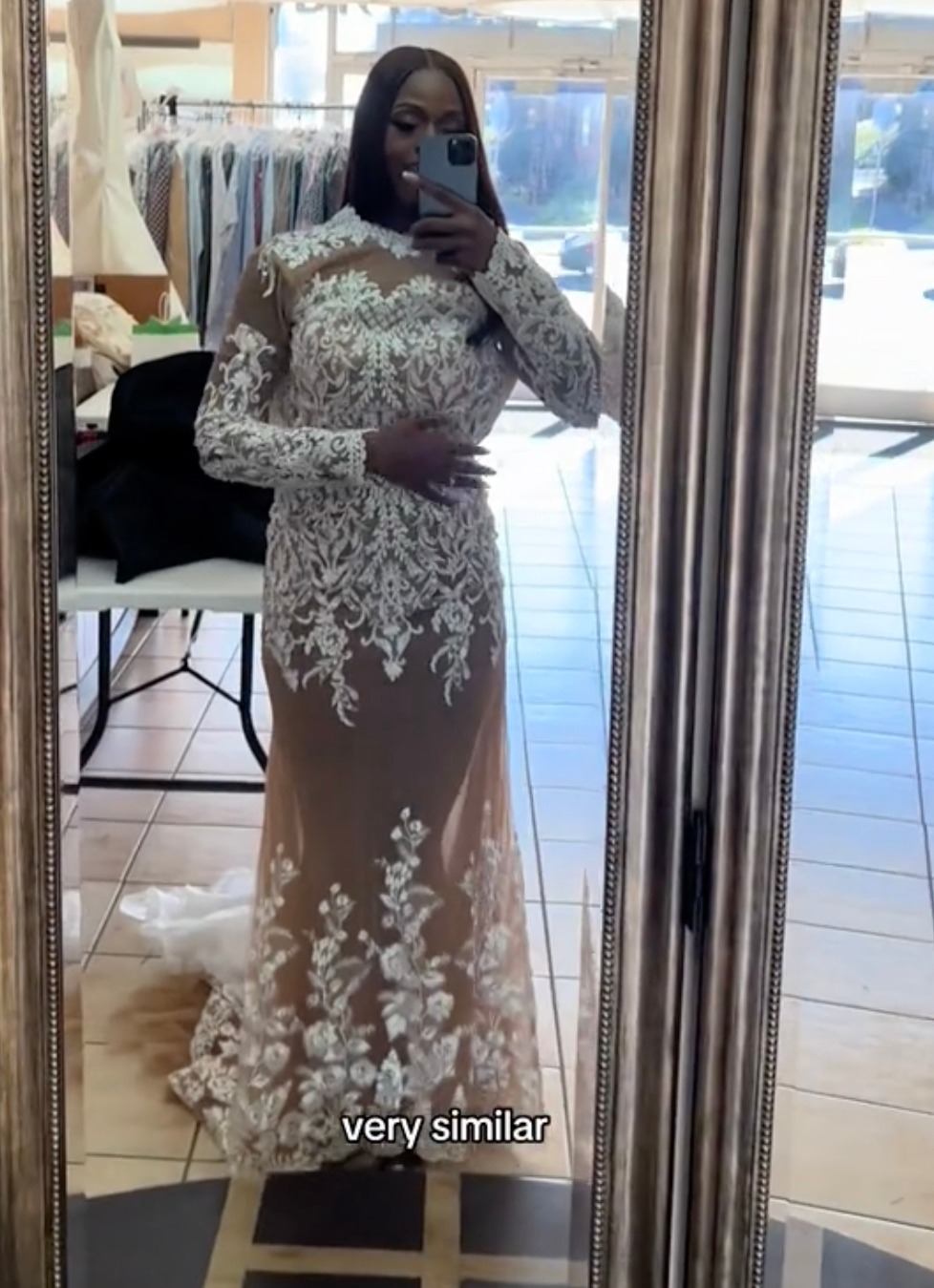Sie probierte eine 200-Dollar-Kopie ihres 10.000-Dollar-Hochzeitskleides auf Aliexpress an