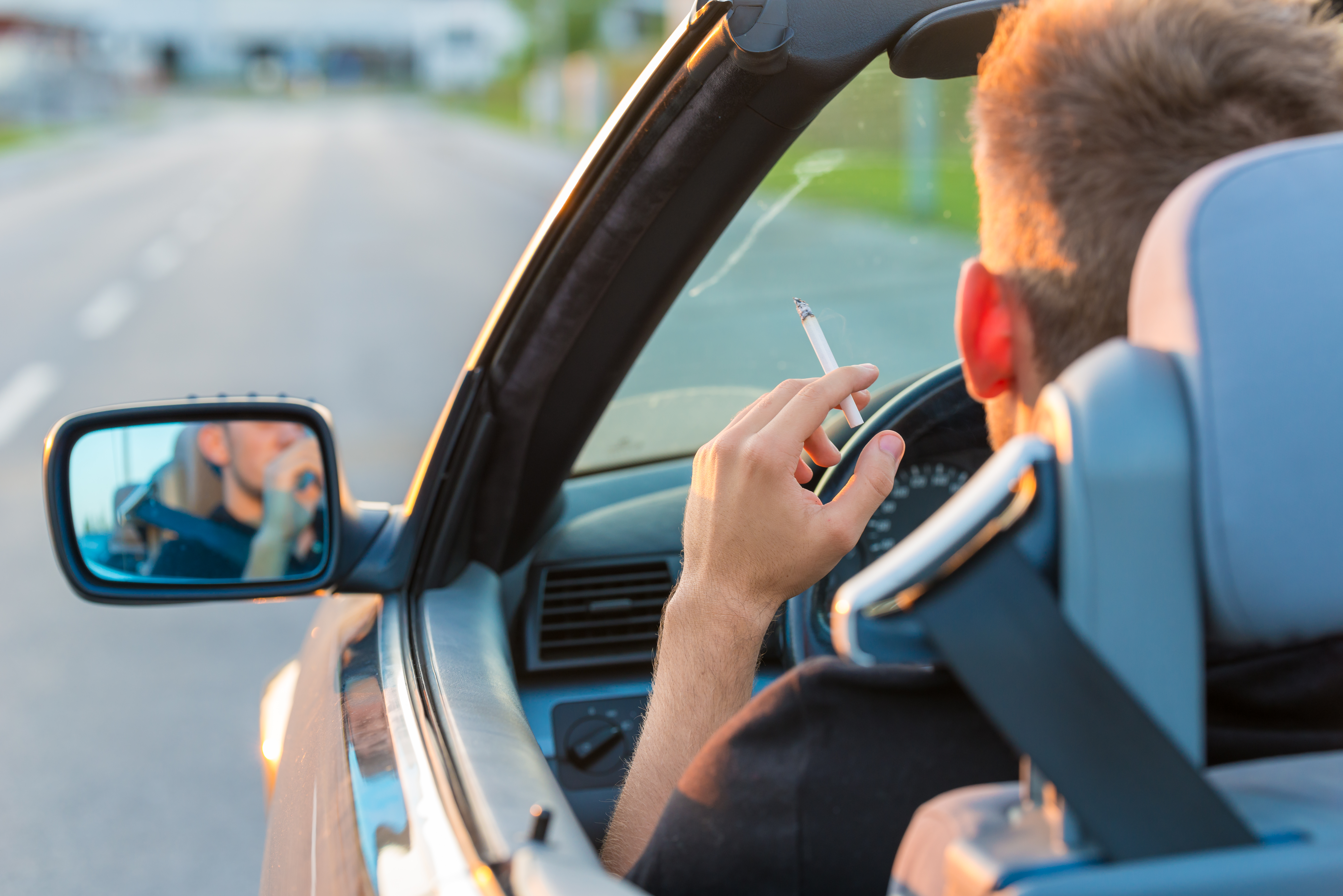 Rauchen kann dazu führen, dass Autos einen unangenehmen Geruch haben, was dazu führt, dass Autohäuser nicht den Marktwert für das Fahrzeug zahlen
