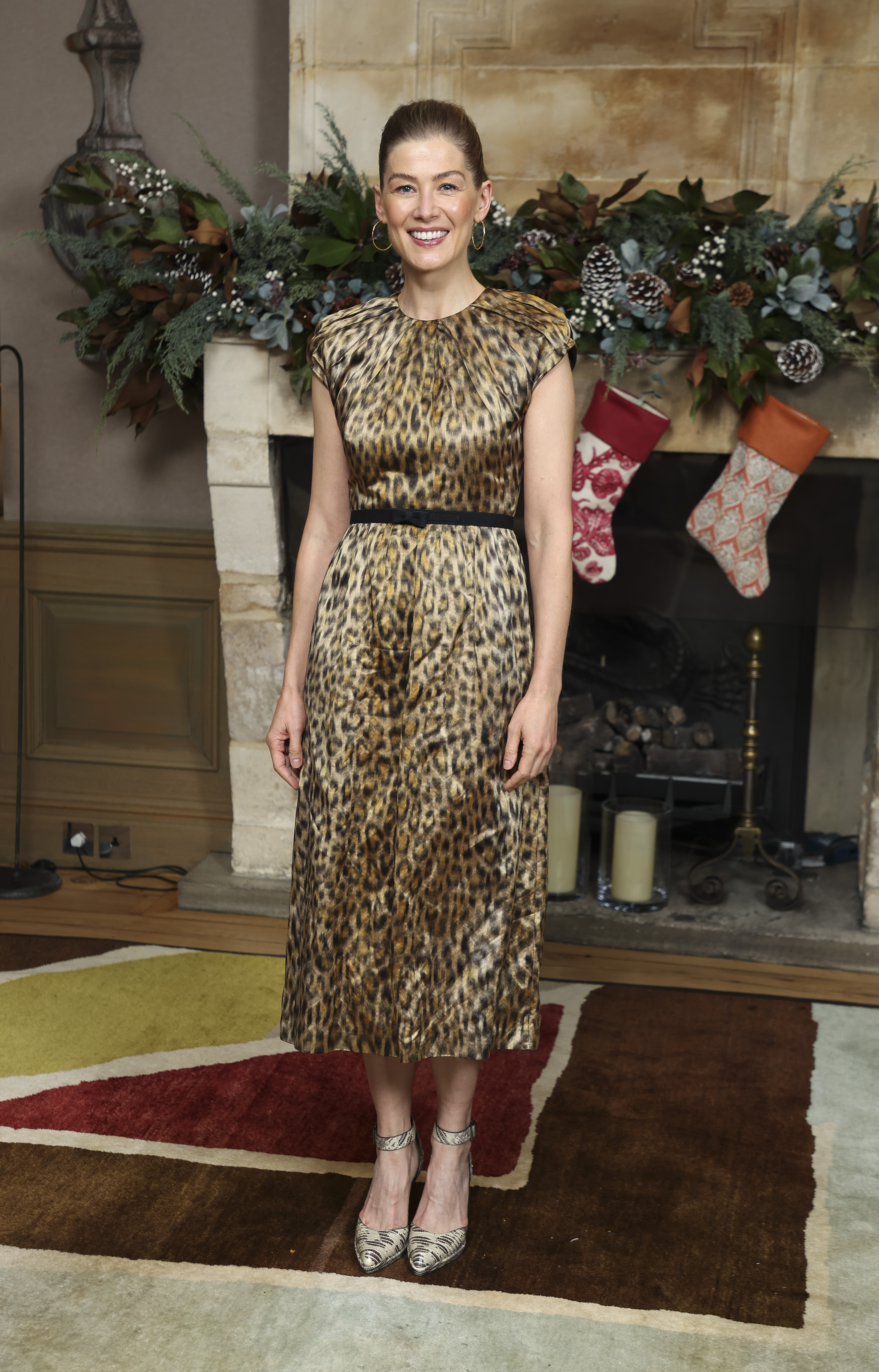 Die elegante britische Schauspielerin Rosamund Pike im Leopardenmuster zeigt, wie einflussreich der Trend bei A-Prominenten ist