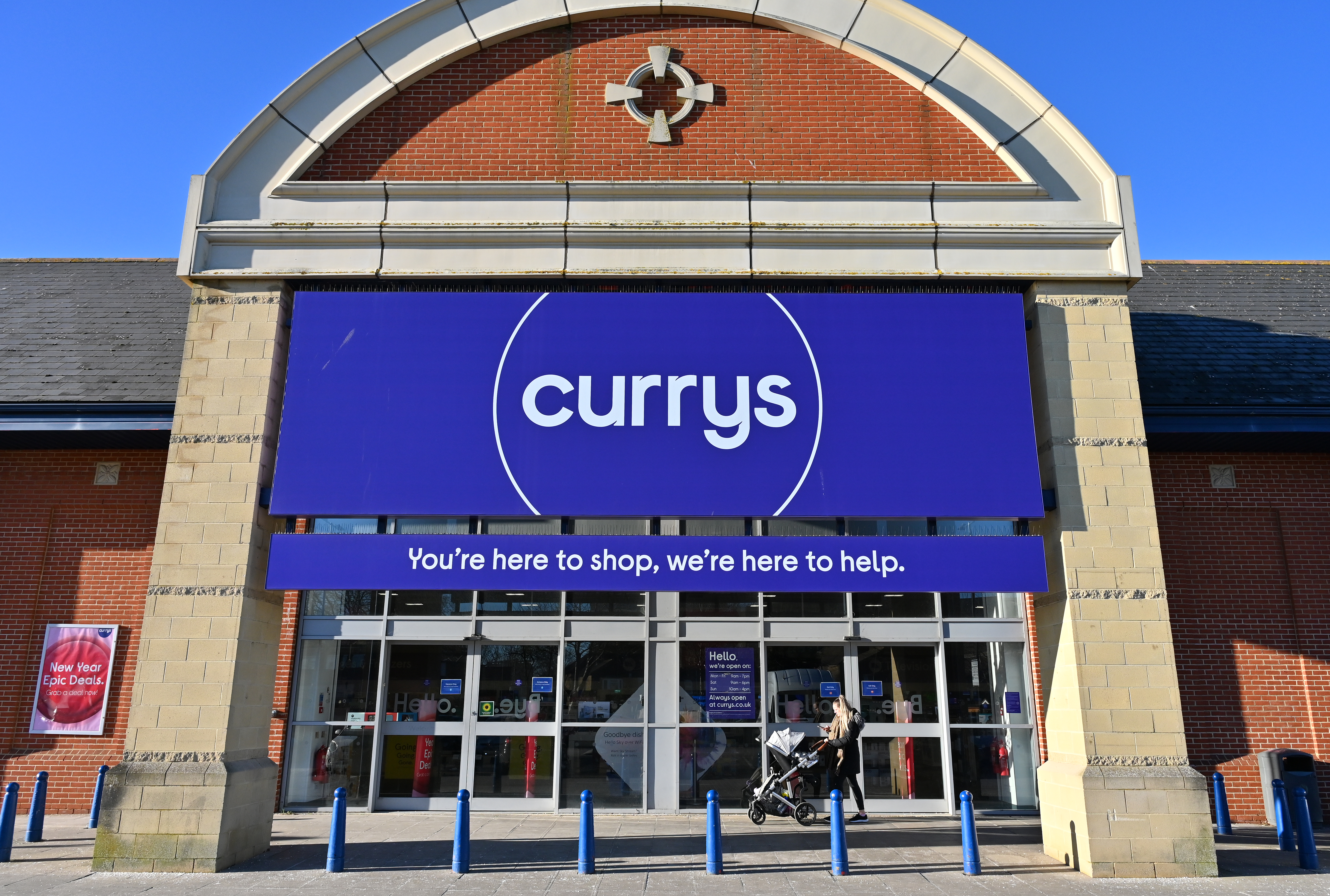 Currys hat vom Verkauf von Geräten und Extras profitiert, da finanzschwache Kunden ältere Fernseher und PCs nicht ersetzt haben