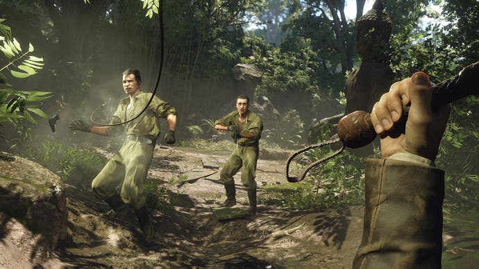 Der Promo-Screenshot von „Indiana Jones and The Great Circle“ zeigt Indy, wie er in der Ego-Perspektive im Dschungel einige Bösewichte auspeitscht