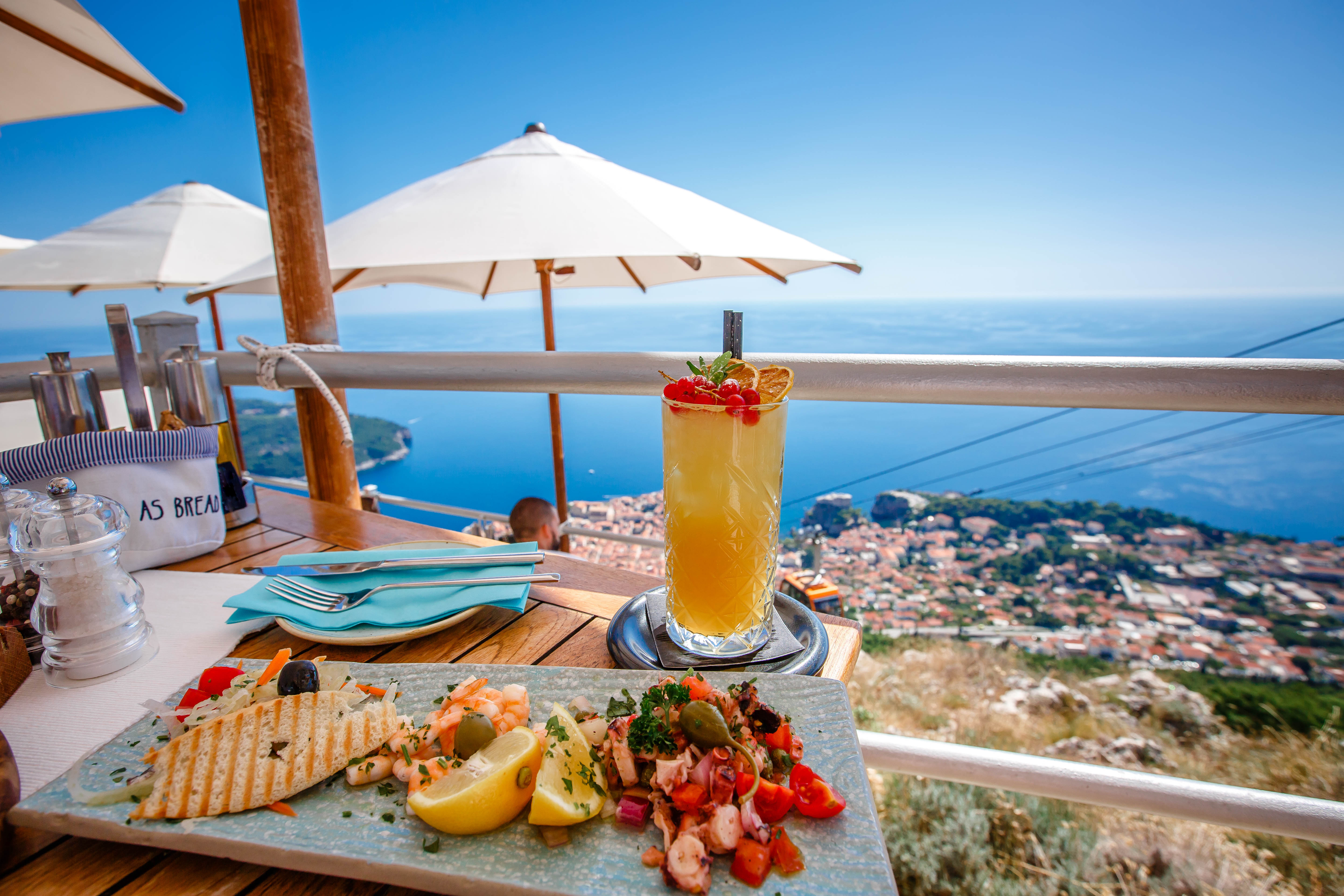 Den Sonnenuntergang in Dubrovnik kann man genießen, also genießen Sie Wein und Essen mit Aussicht