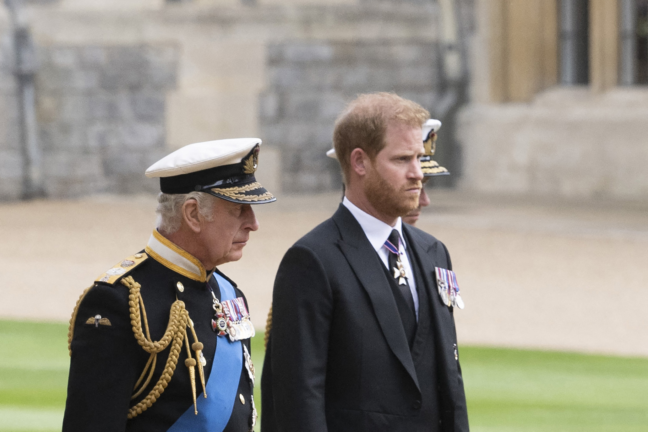 Harry mit seinem Vater König Charles bei der Beerdigung der Königin im Jahr 2022