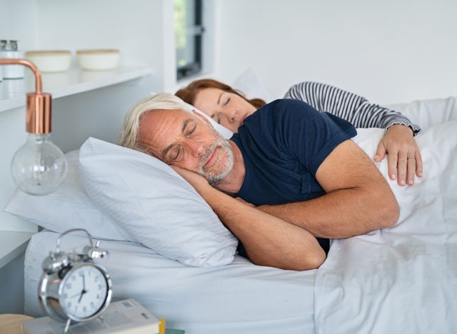 Älteres Paar, das friedlich schläft, Gewohnheiten, die das Altern verlangsamen