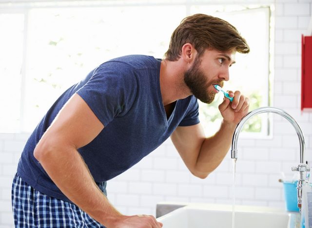 Mann putzt Zähne