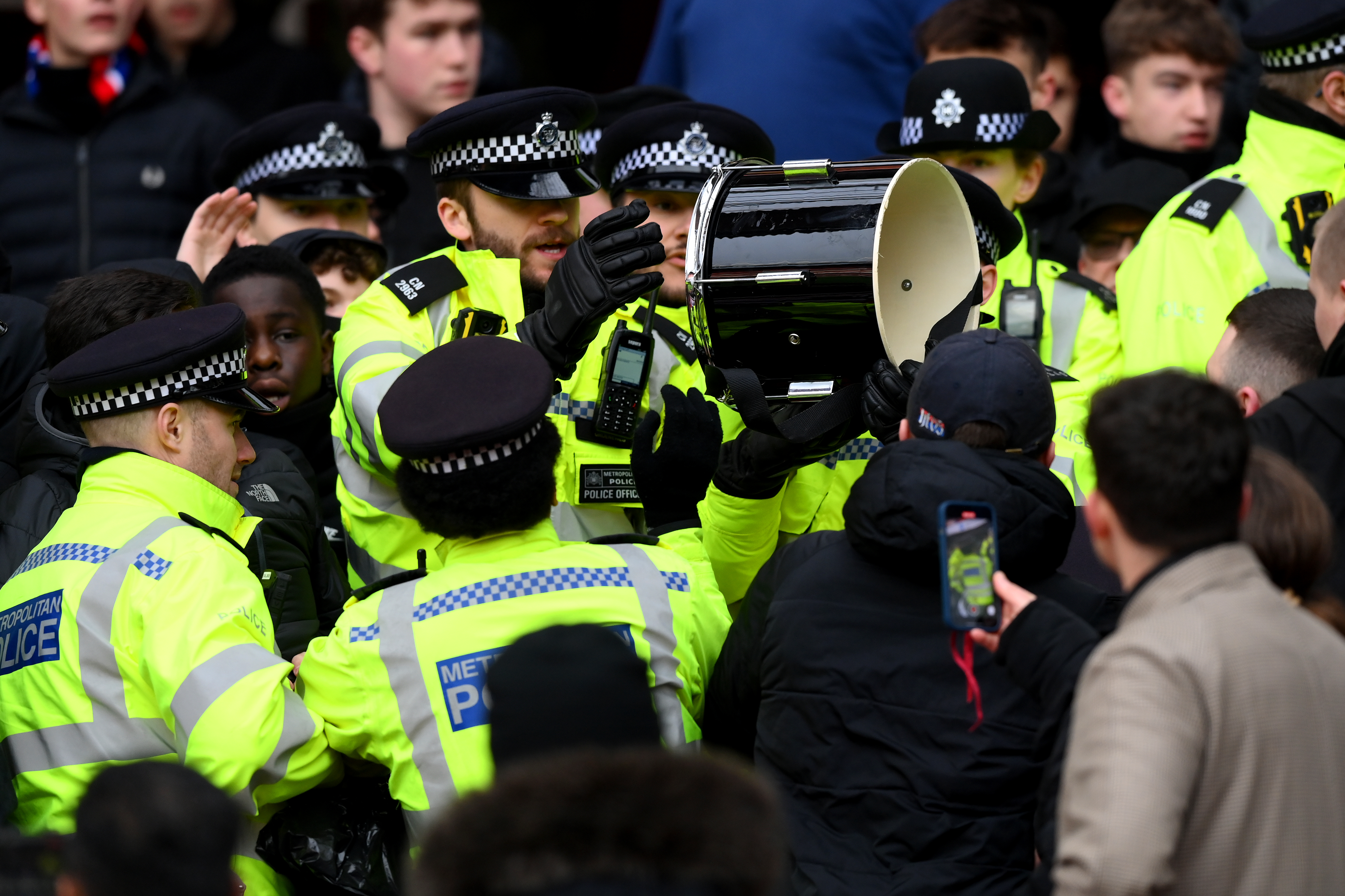 Polizei beschlagnahmte Trommel von Palace-Fans