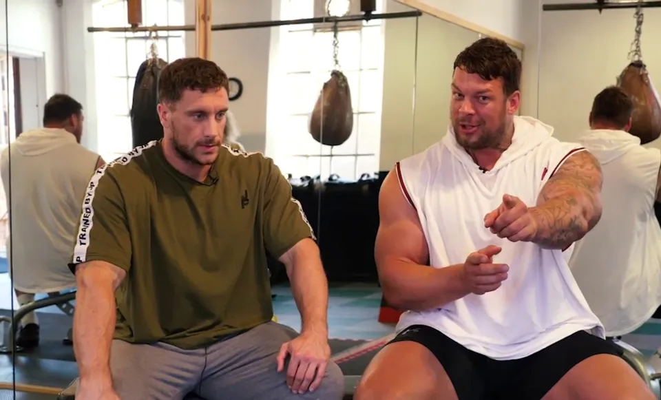 In einem YouTube-Video wurde gezeigt, wie Giant über die Verwendung von anabolen Steroiden zum Muskelaufbau spricht