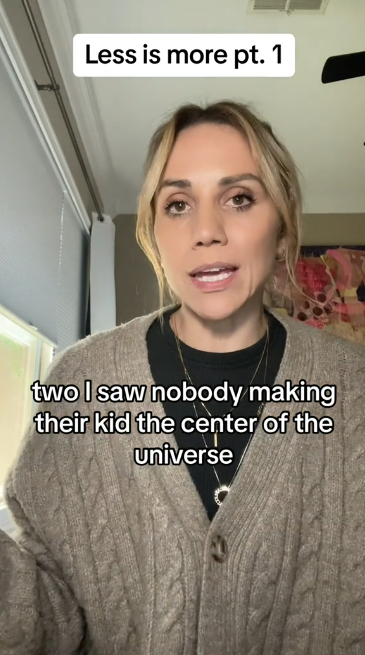 Sie behauptet, nicht erlebt zu haben, dass Eltern ihre Kinder zum Mittelpunkt des Universums machten