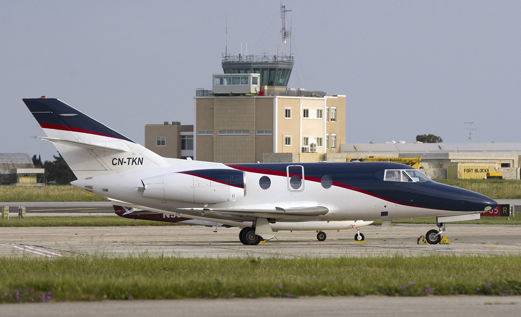 Berichten zufolge ging dem Ambulanzflugzeug Falcon 10 der Treibstoff aus.
