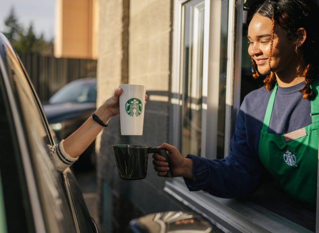 Bestellung mit persönlichem Starbucks-Cup beim Drive-in