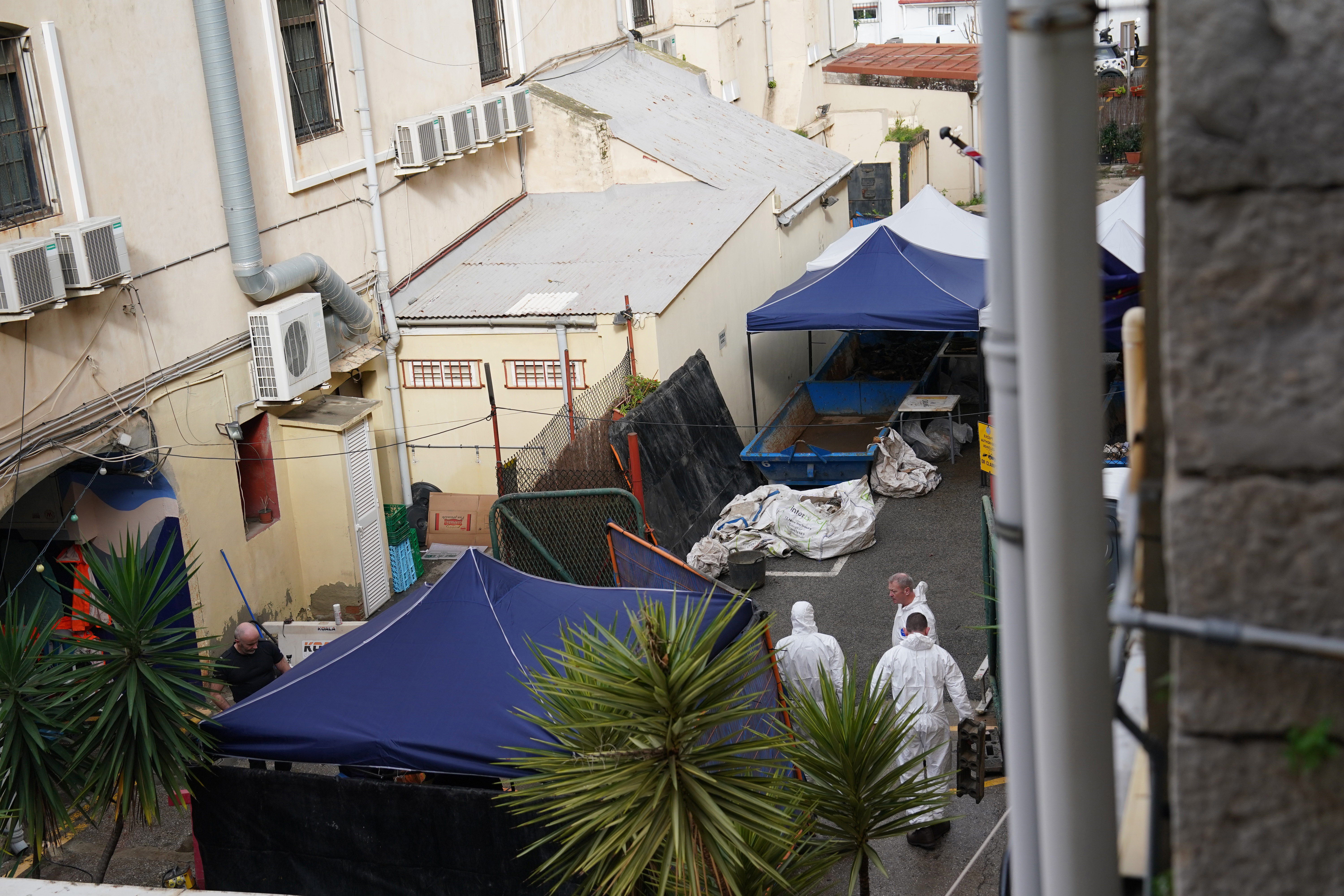 Ermittler durchsuchen einen Parkplatz in Gibraltar, nachdem sie neue Informationen erhalten haben