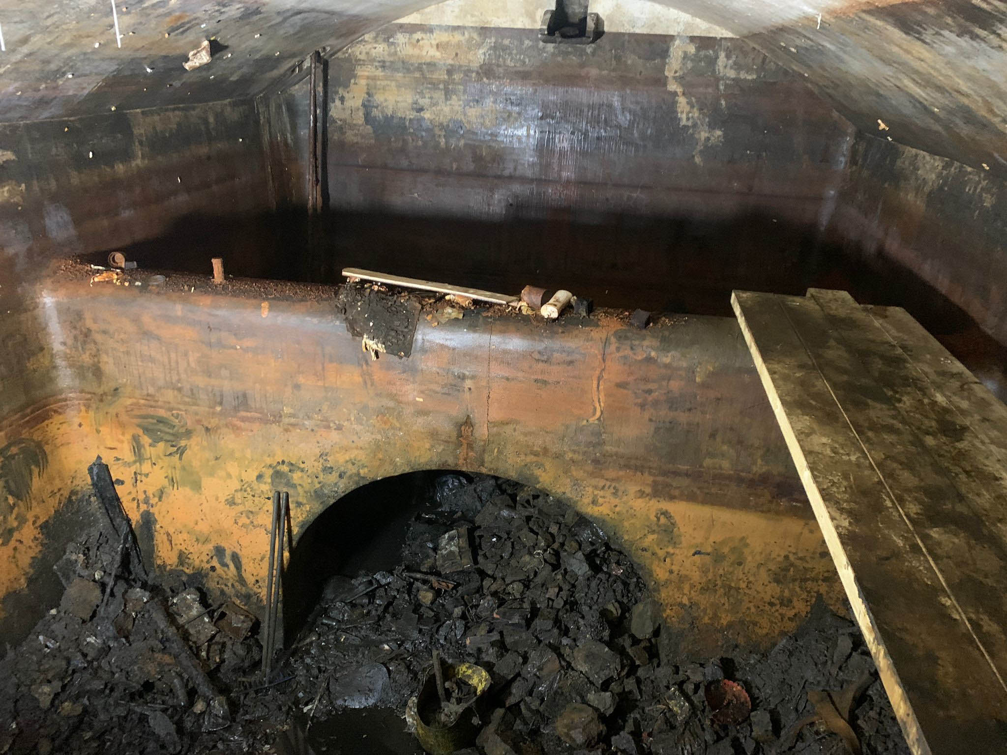 Britische Suchspezialisten haben Tonnen von Trümmern in einem unterirdischen Wassertank auf der Suche nach Simons Überresten durchsucht